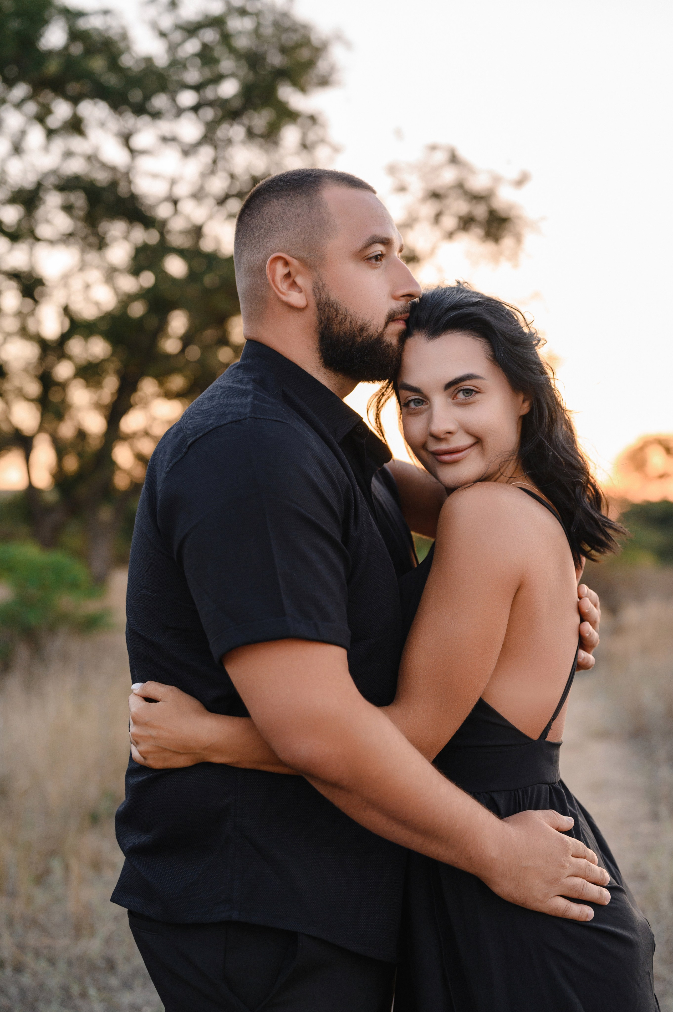 Морской рассвет на пляже с камнями