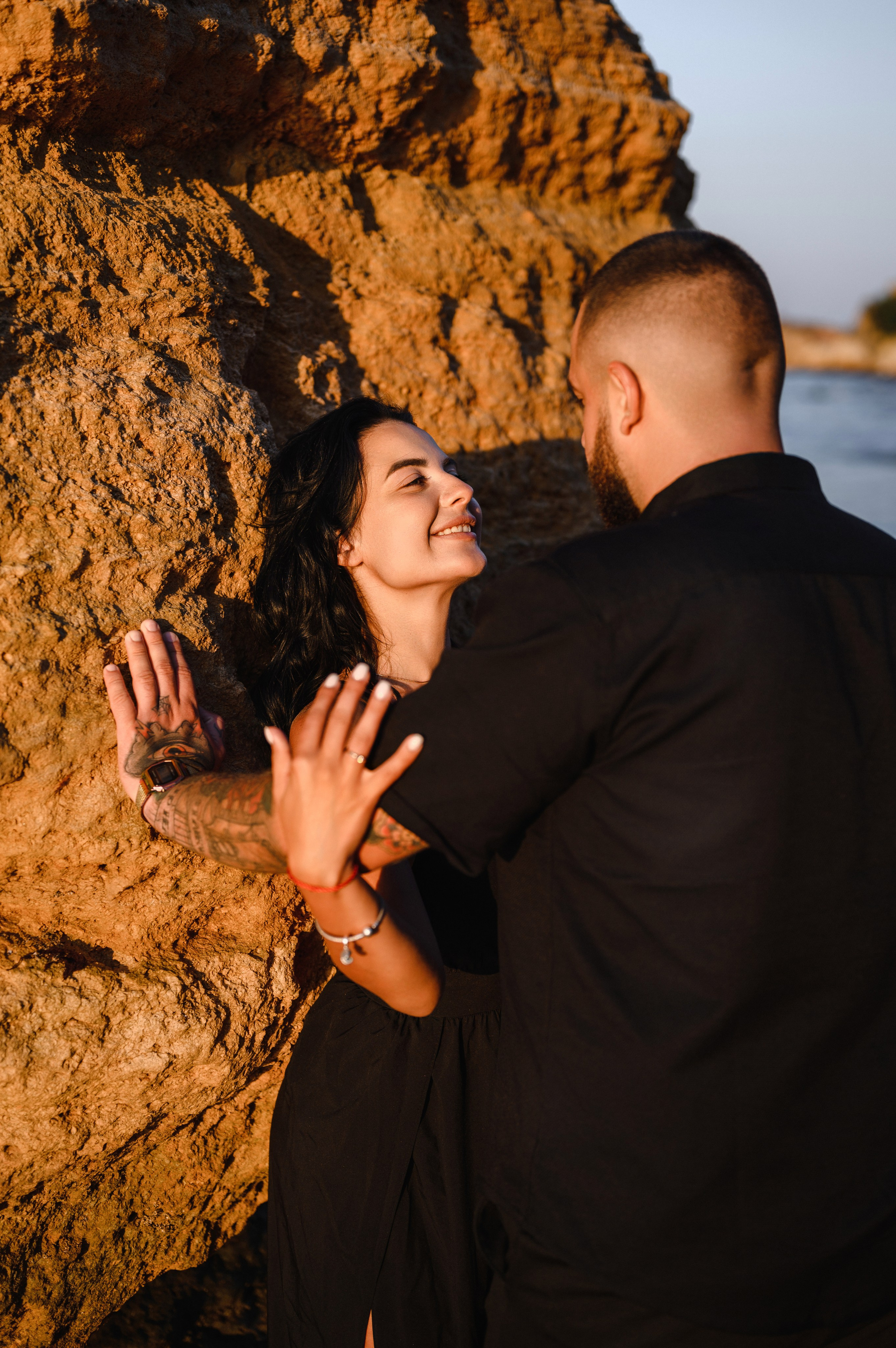 Морской рассвет на пляже с камнями