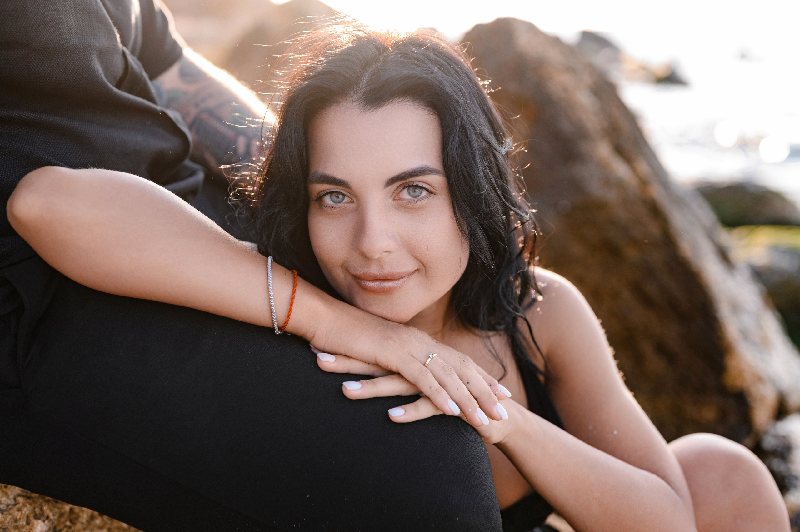 Морской рассвет на пляже с камнями