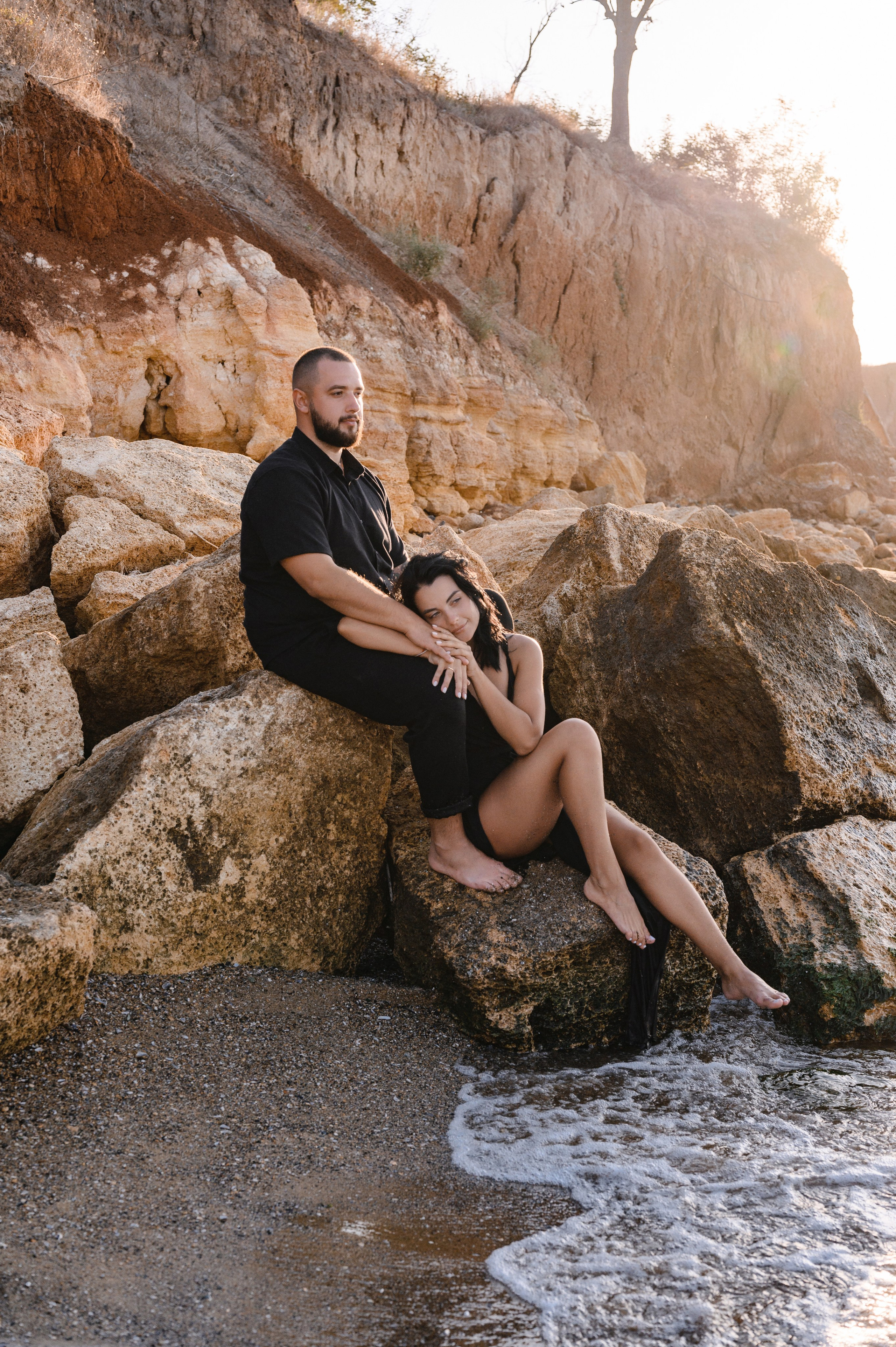 Морской рассвет на пляже с камнями