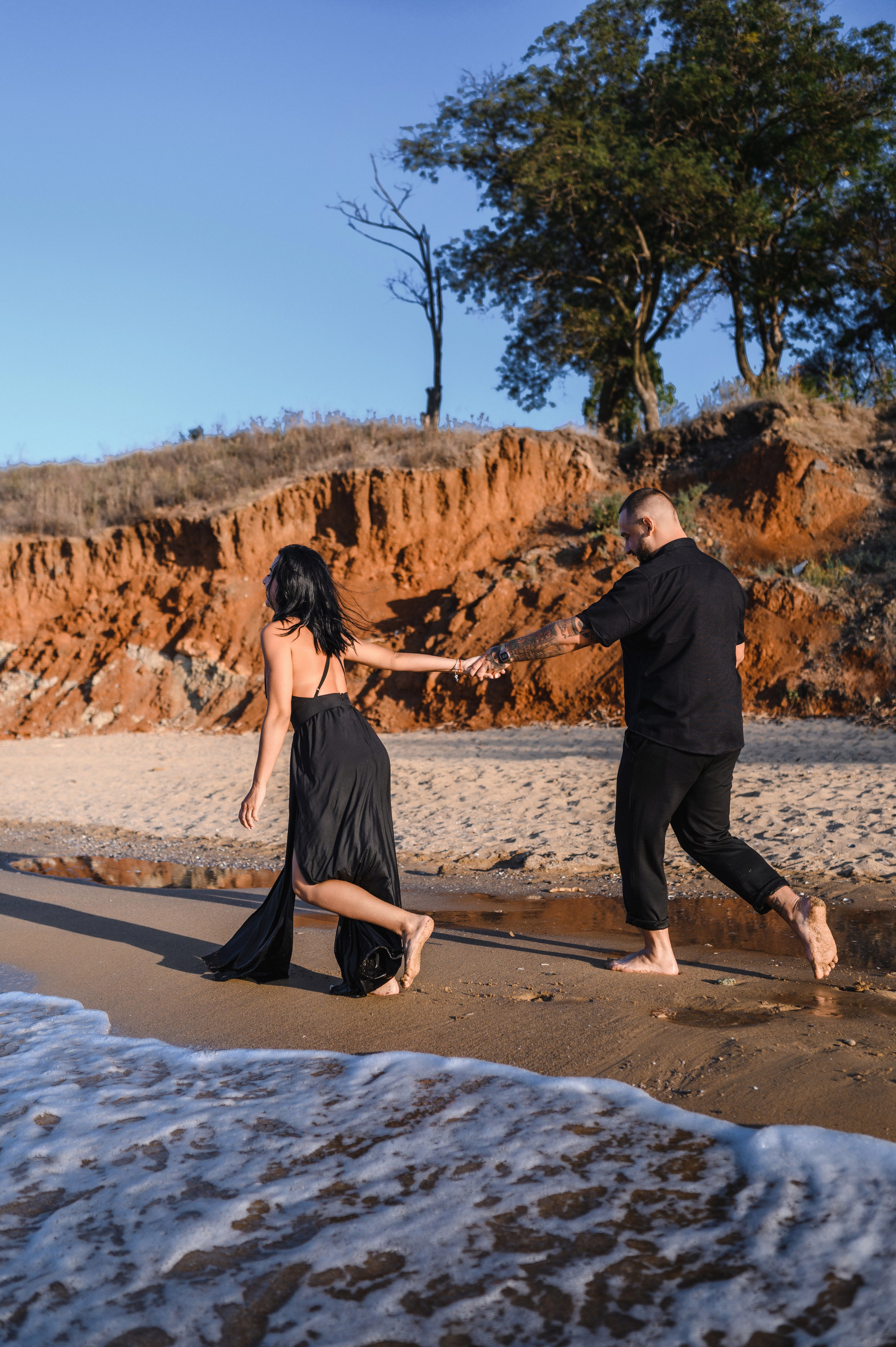 Морской рассвет на пляже с камнями