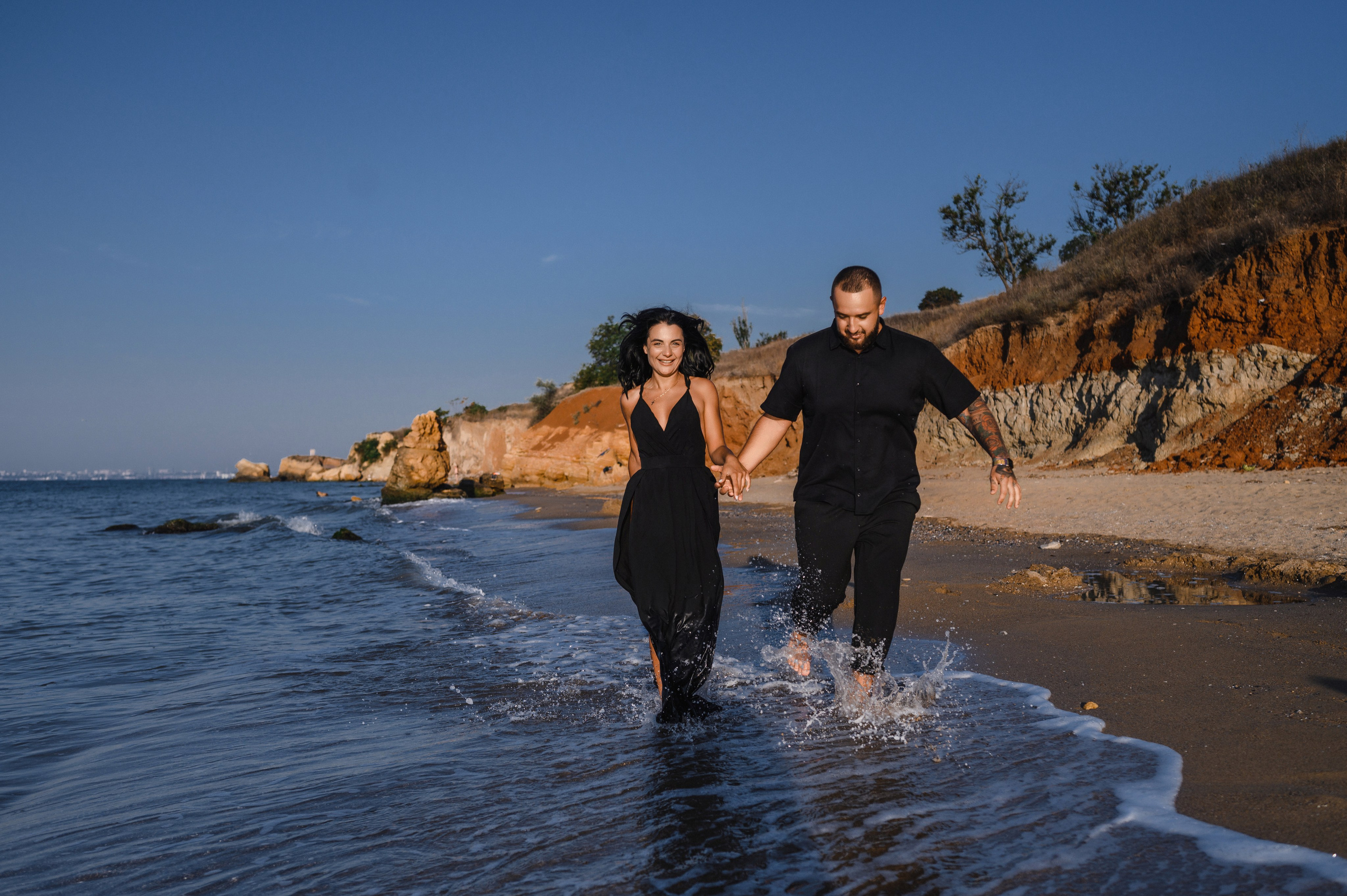 Морской рассвет на пляже с камнями