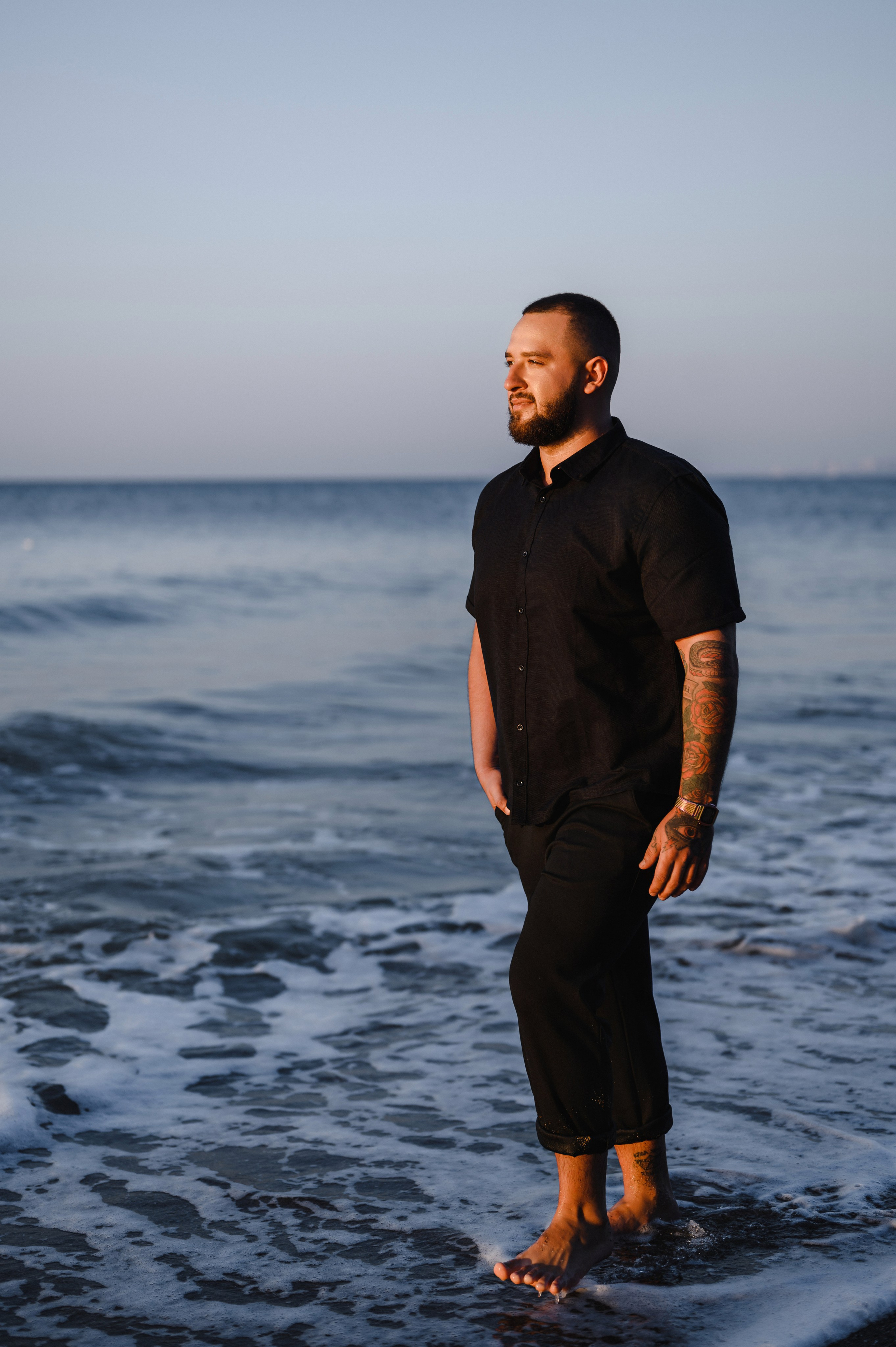 Морской рассвет на пляже с камнями