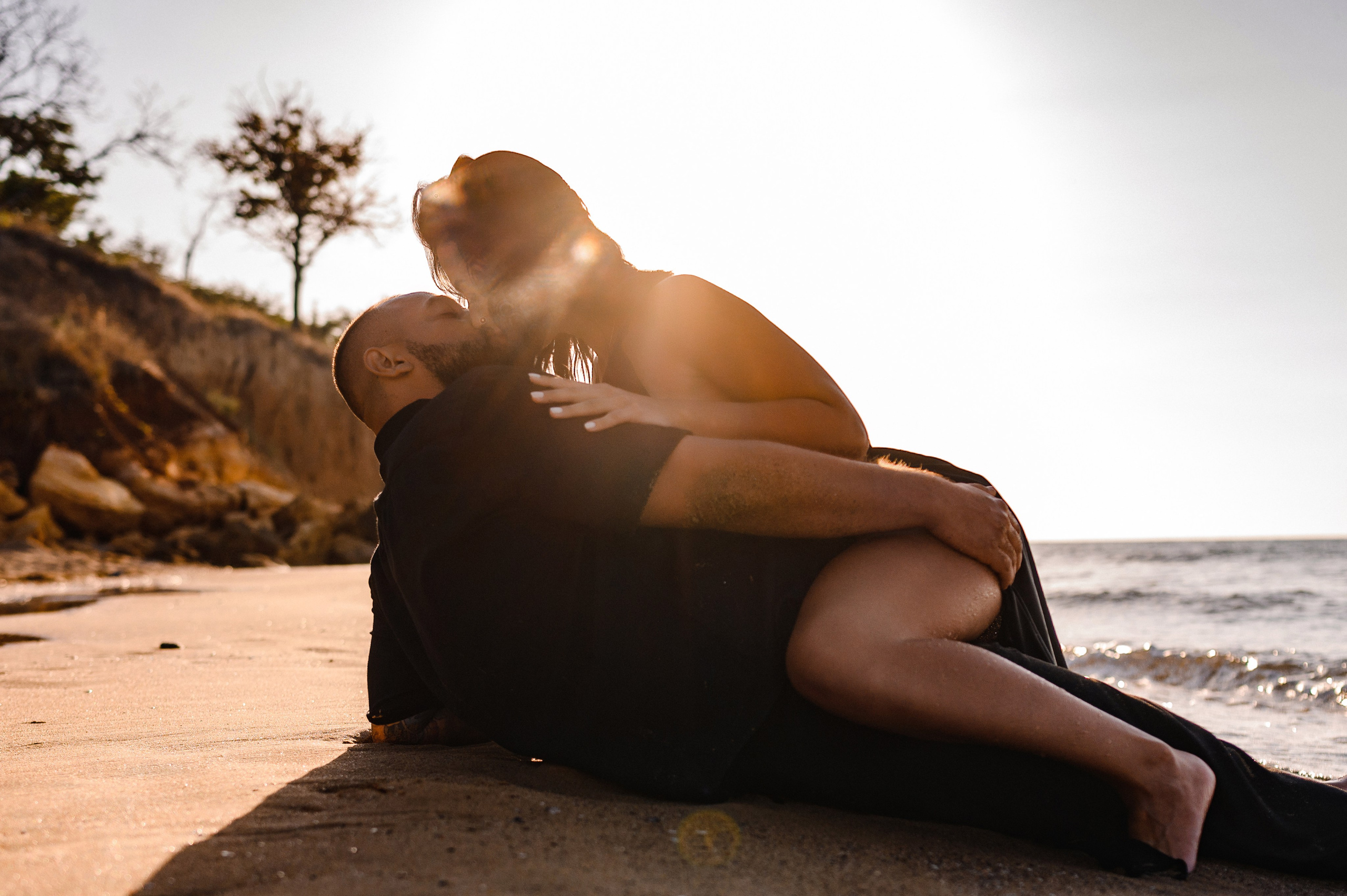 Морской рассвет на пляже с камнями