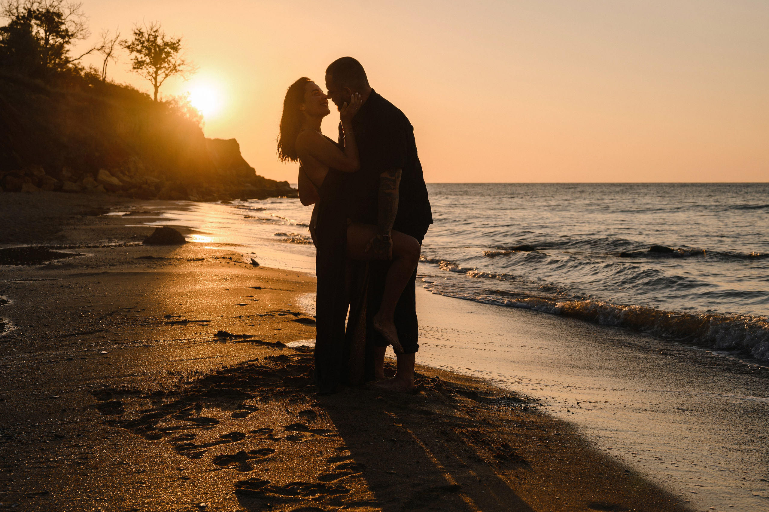 Морской рассвет на пляже с камнями