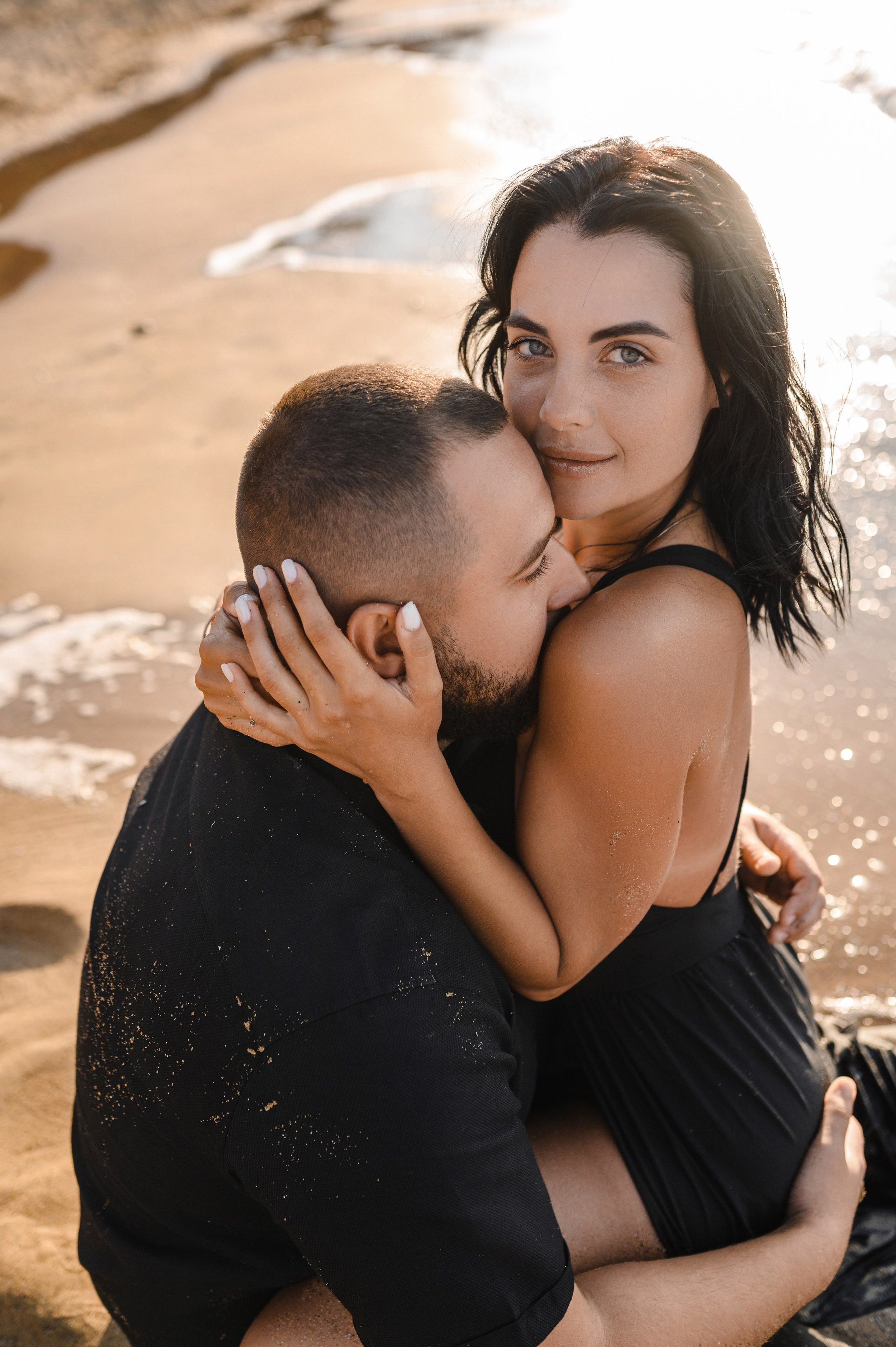 Морской рассвет на пляже с камнями