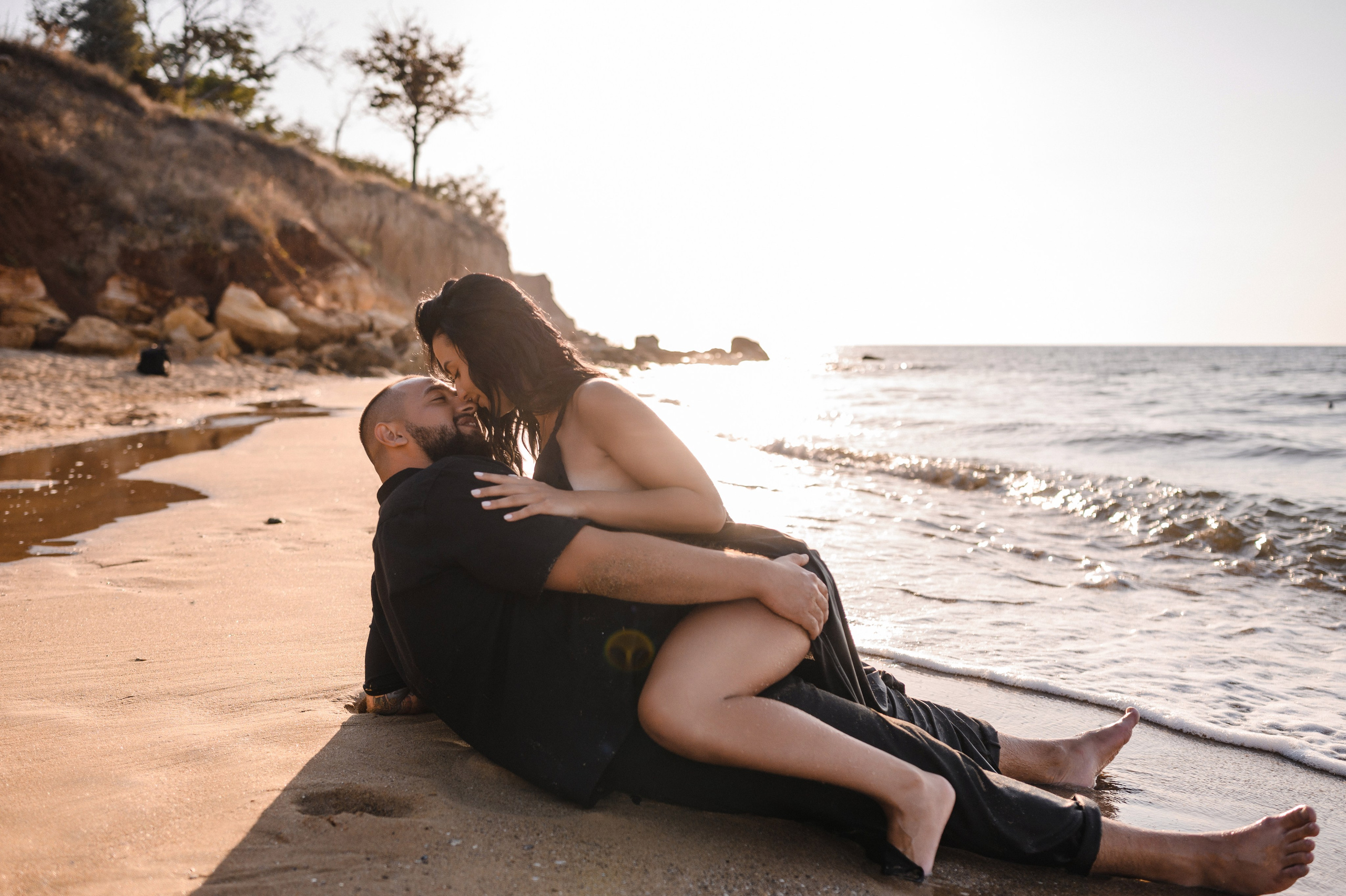 Морской рассвет на пляже с камнями