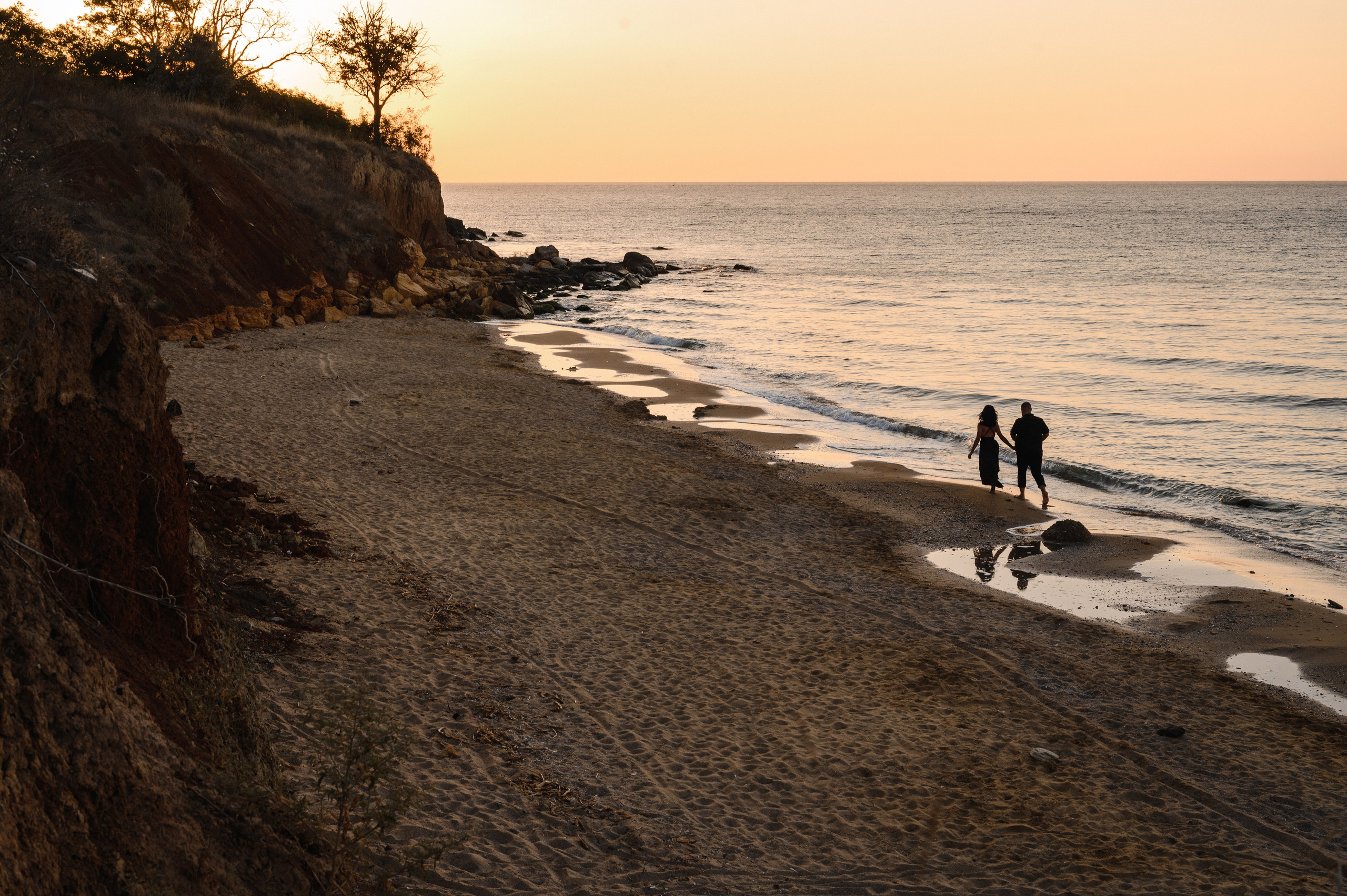 Морской рассвет на пляже с камнями