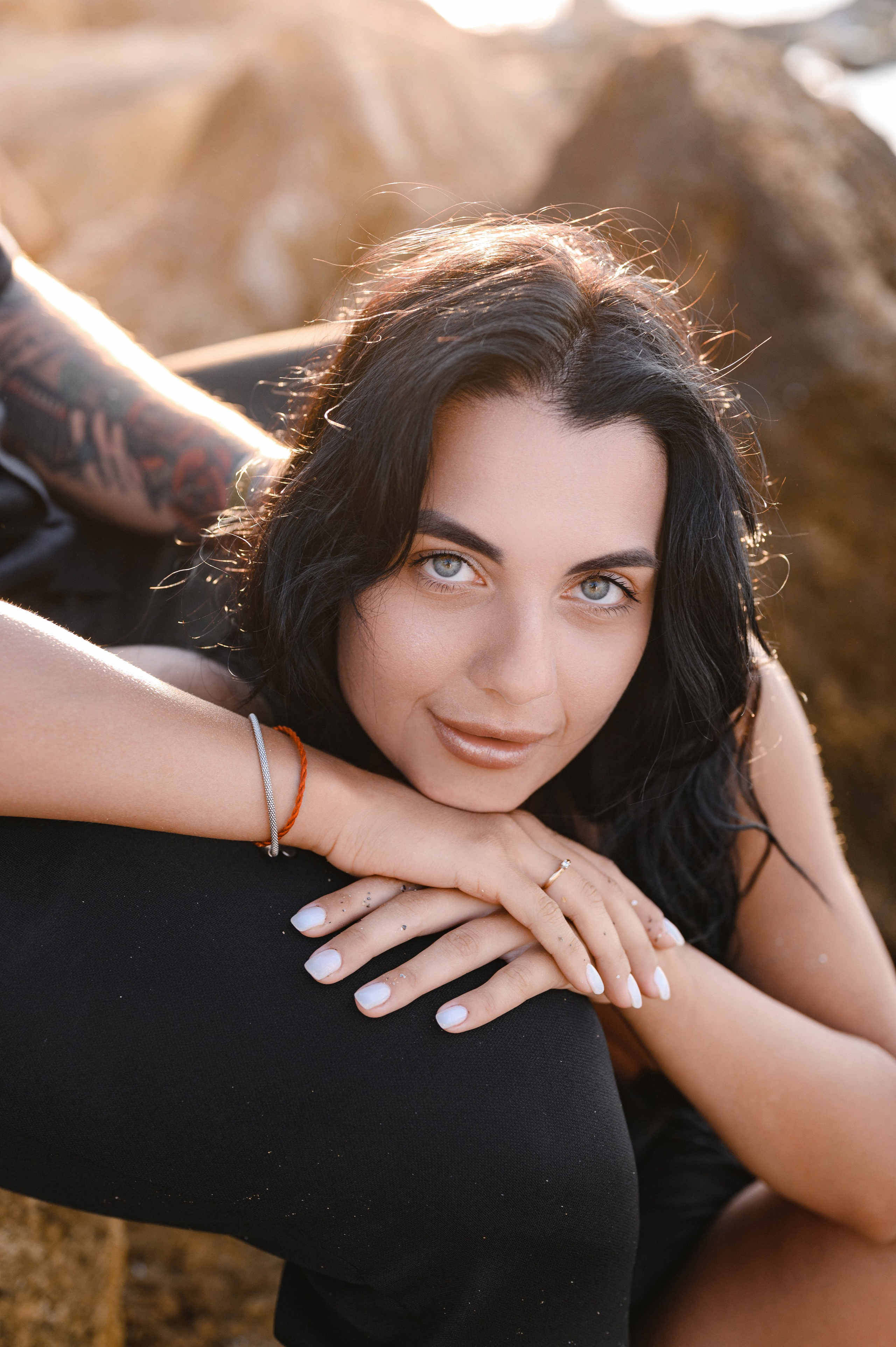 Морской рассвет на пляже с камнями