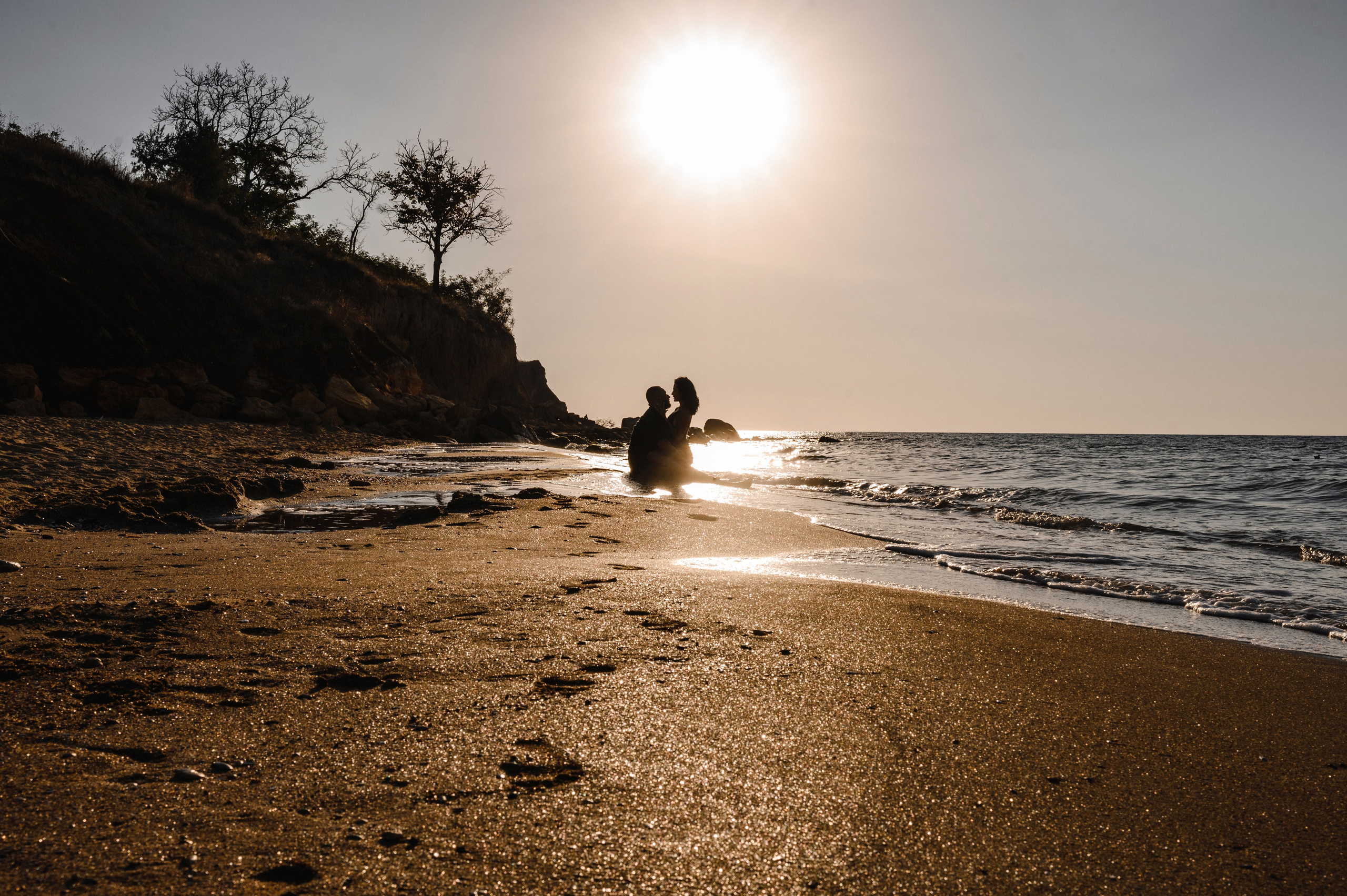 Морской рассвет на пляже с камнями