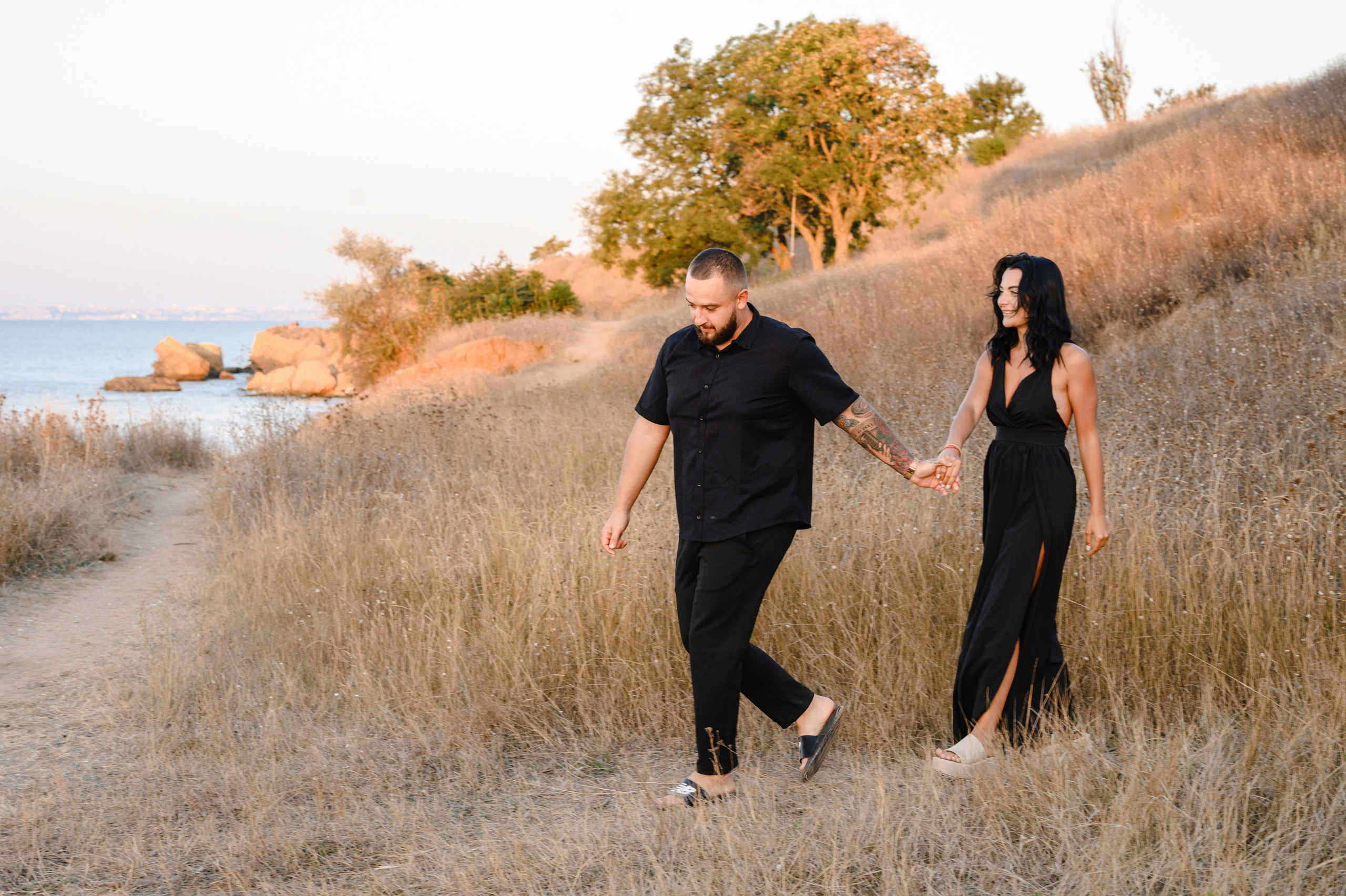 Морской рассвет на пляже с камнями