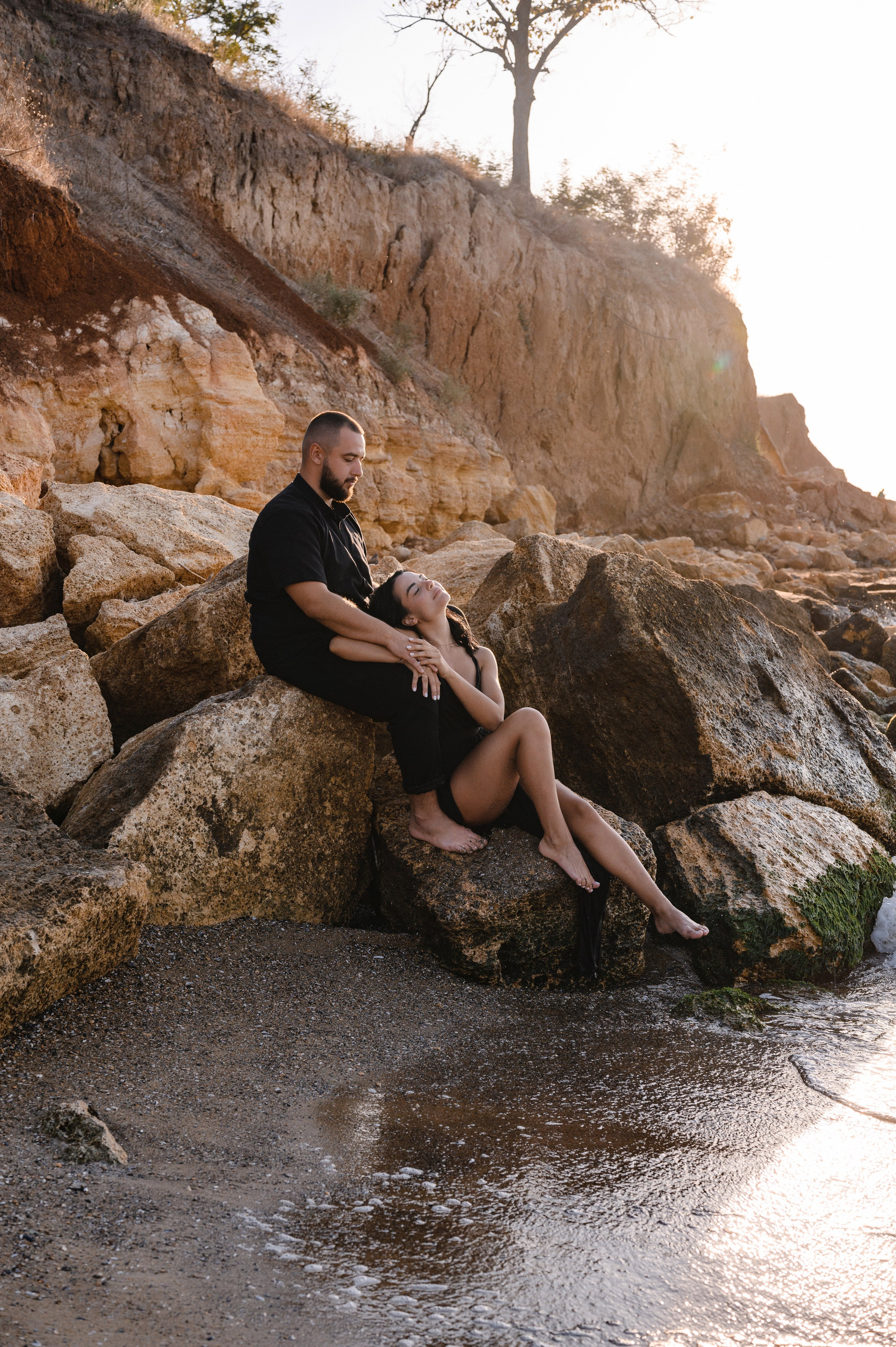 Морской рассвет на пляже с камнями