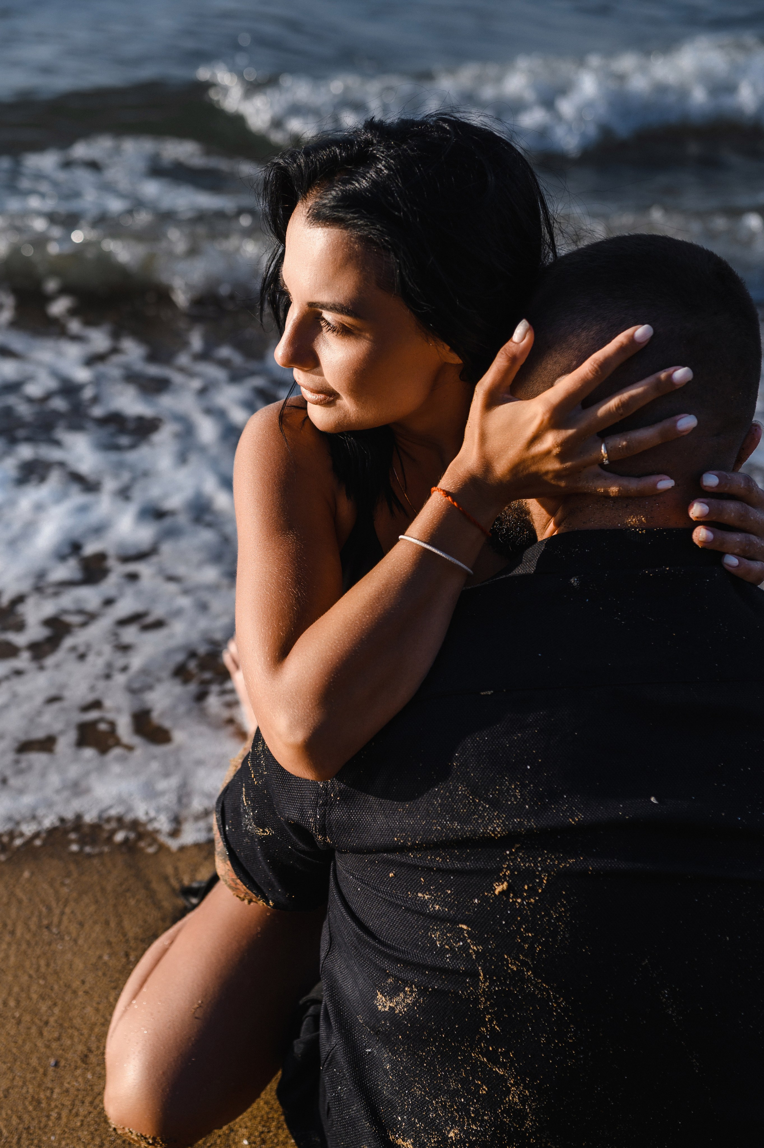 Морской рассвет на пляже с камнями