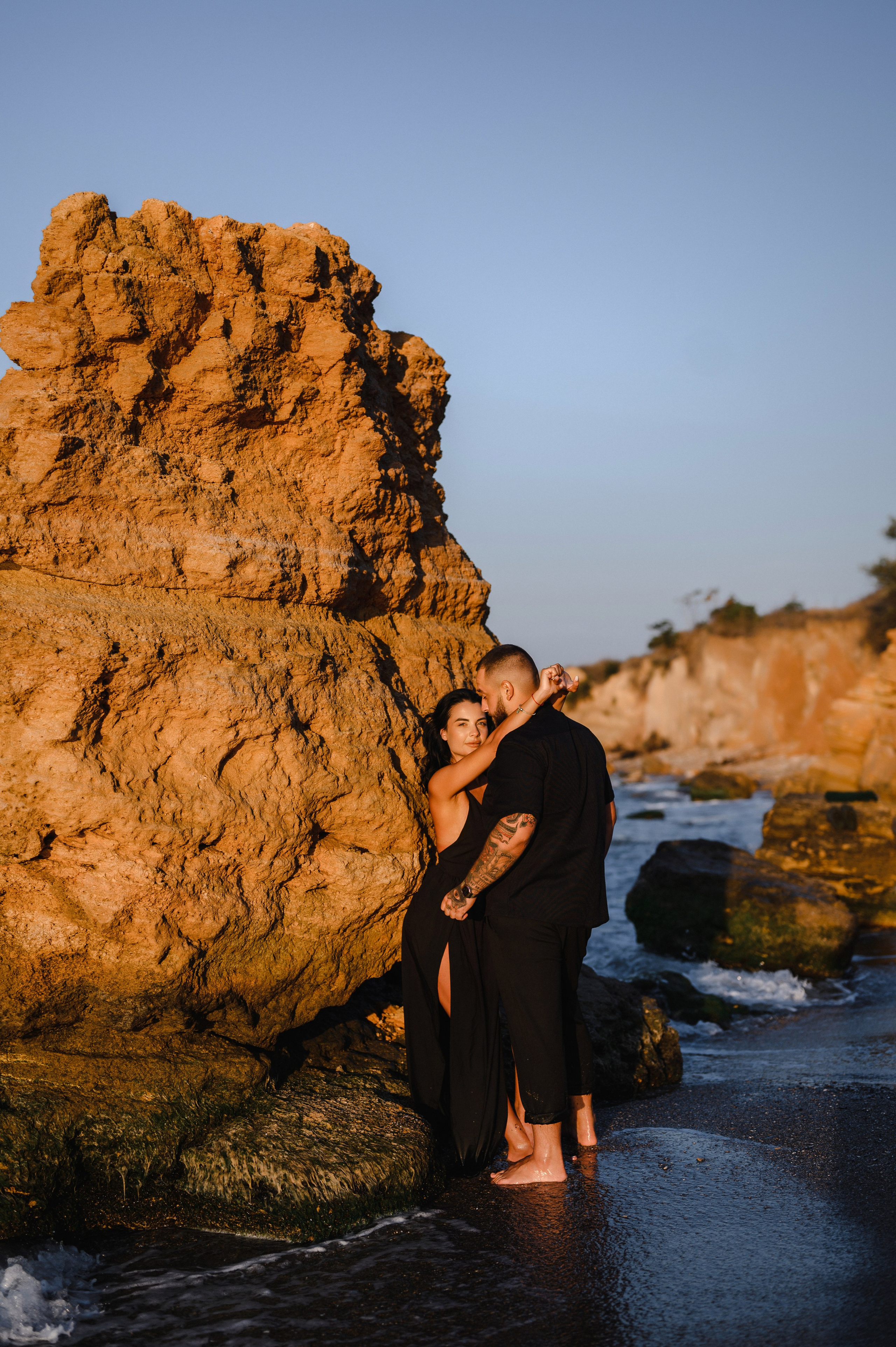 Морской рассвет на пляже с камнями