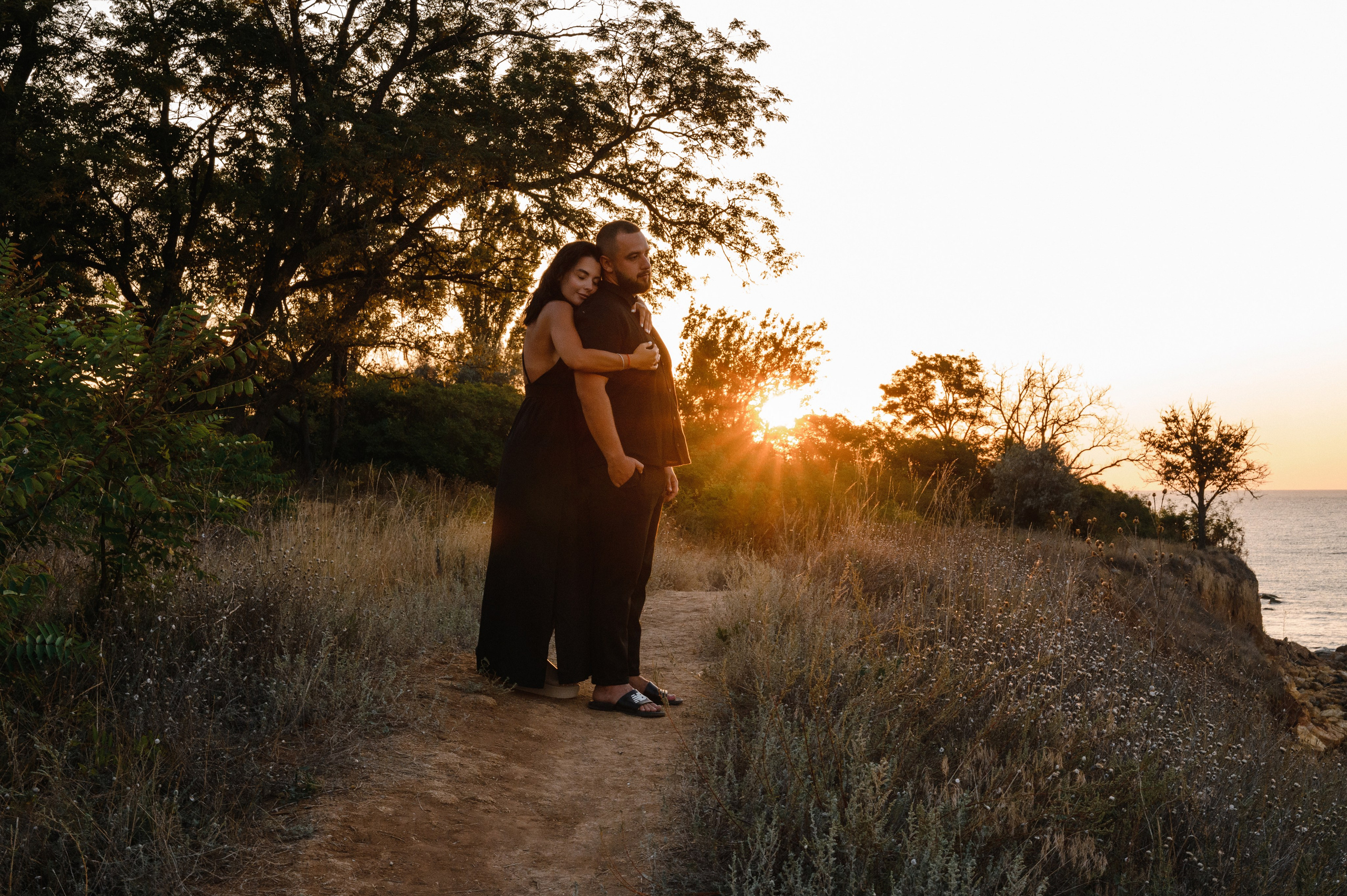 Морской рассвет на пляже с камнями