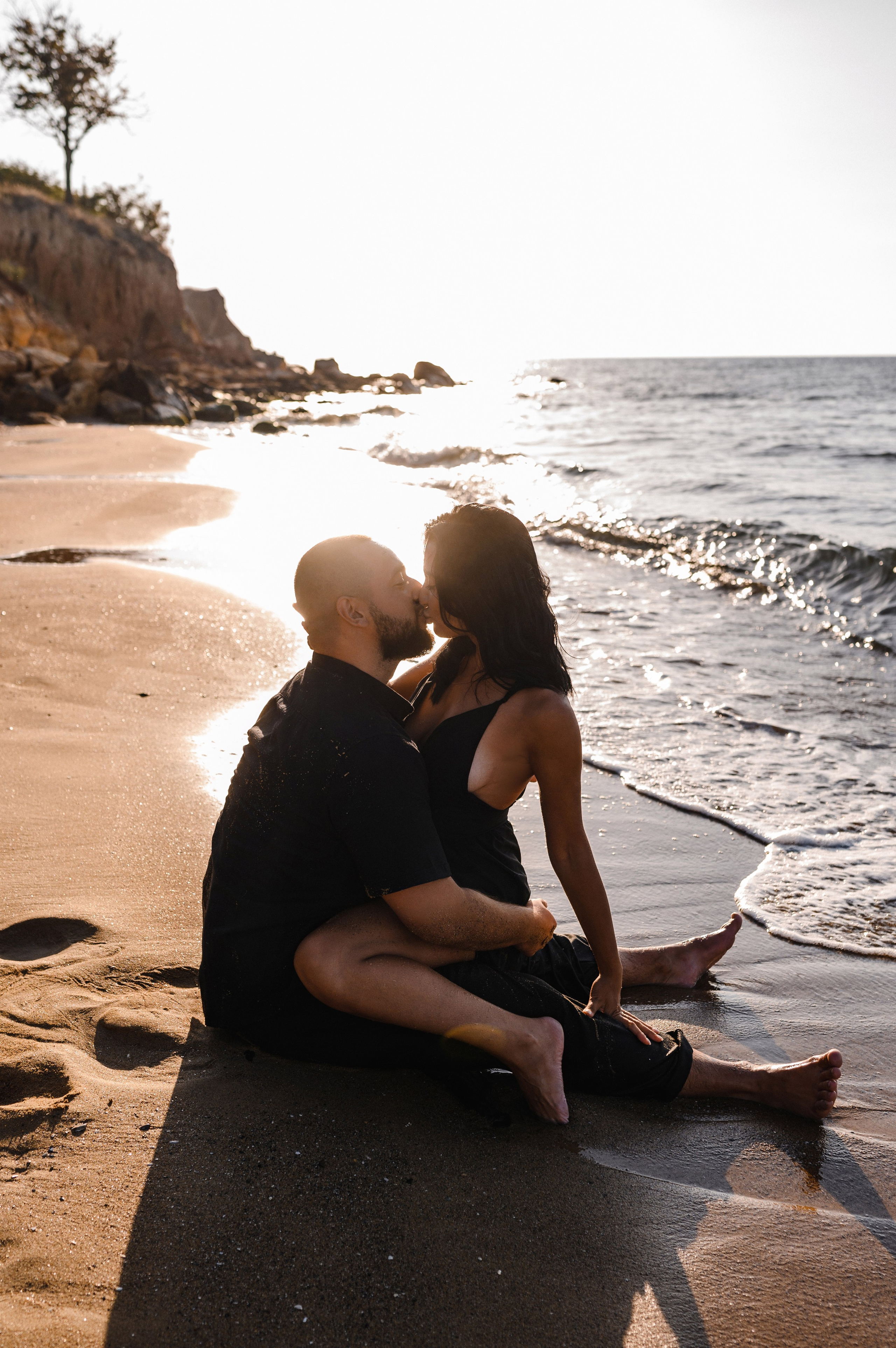 Морской рассвет на пляже с камнями