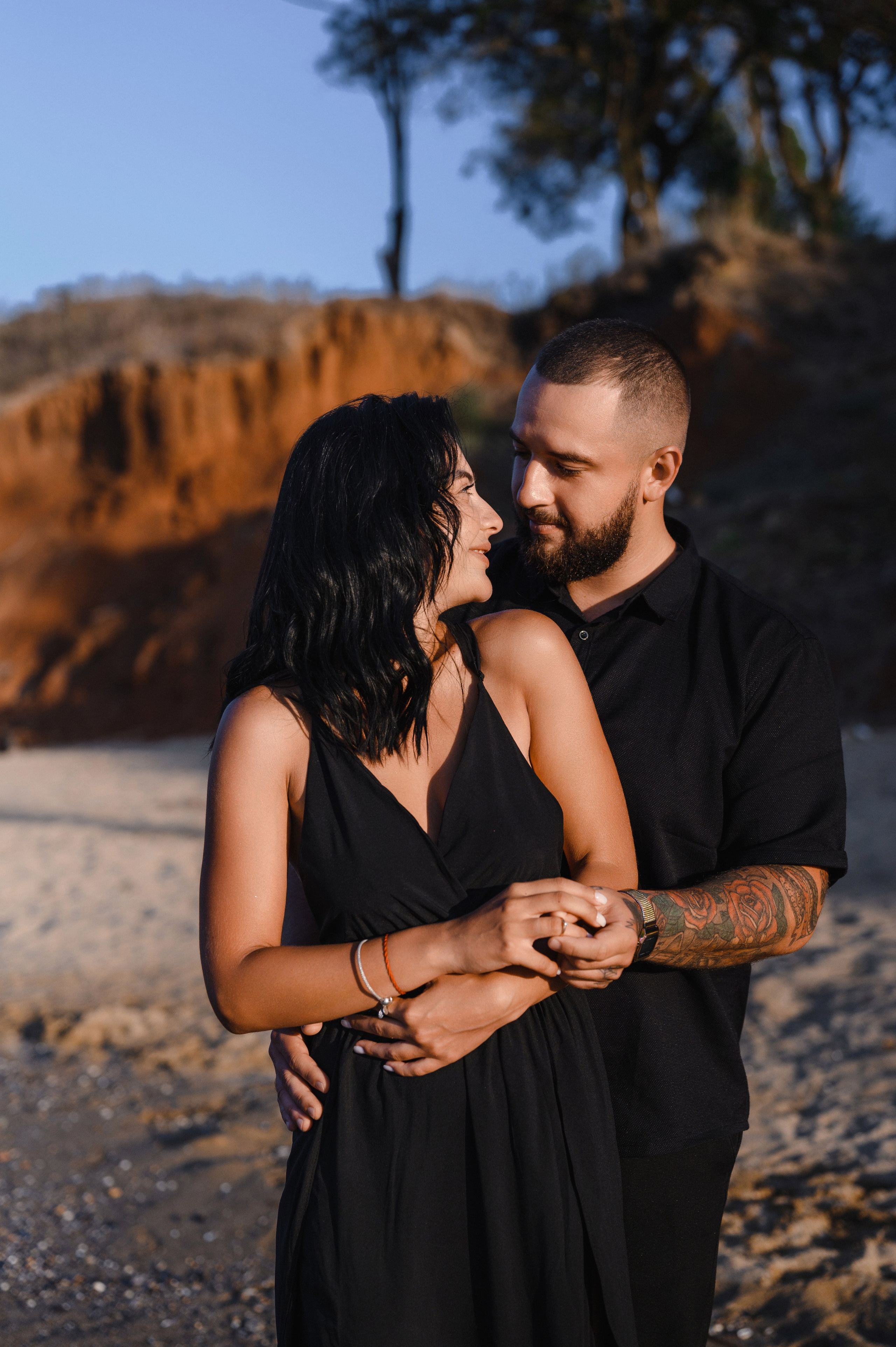 Морской рассвет на пляже с камнями