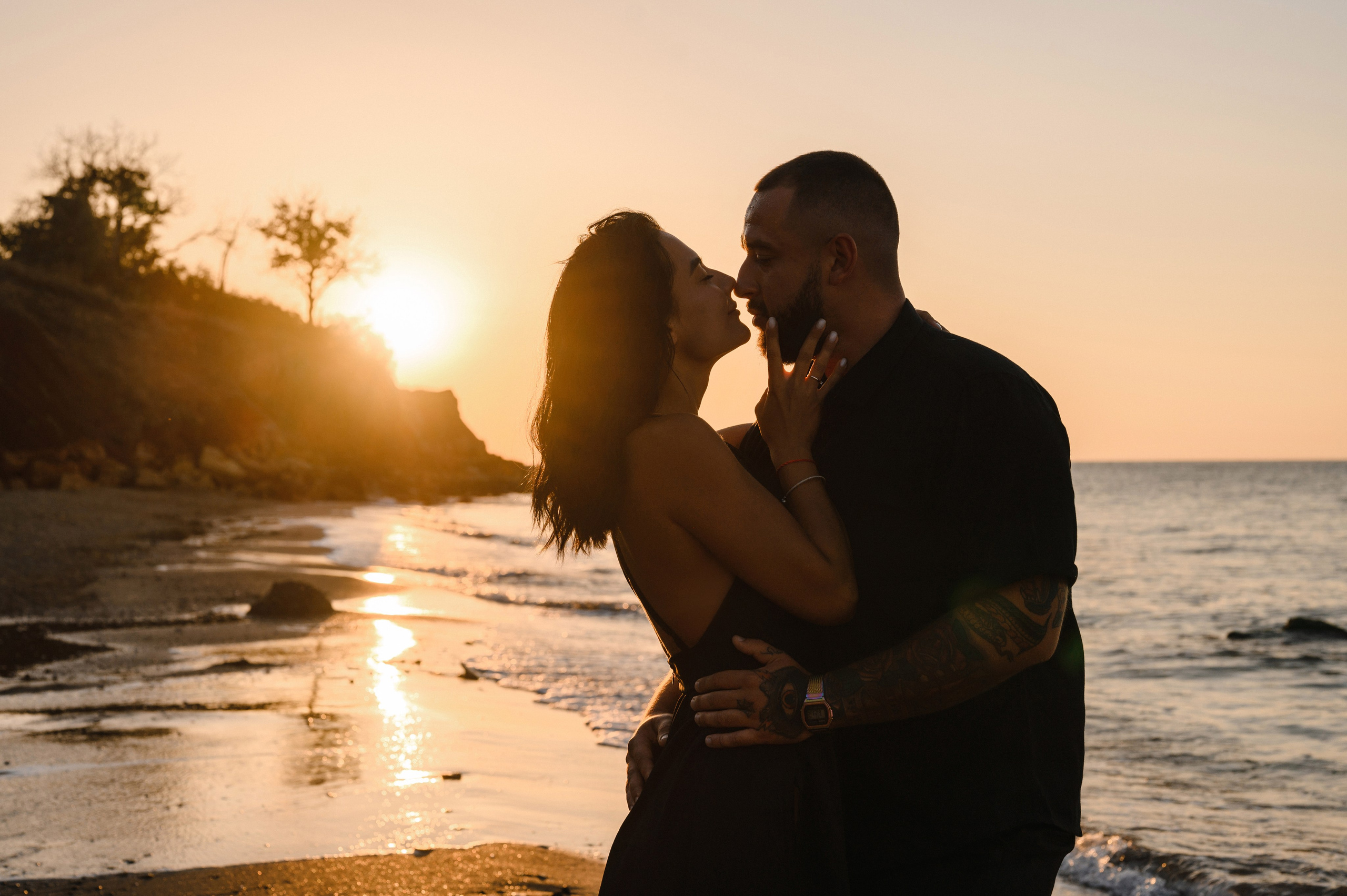 Морской рассвет на пляже с камнями