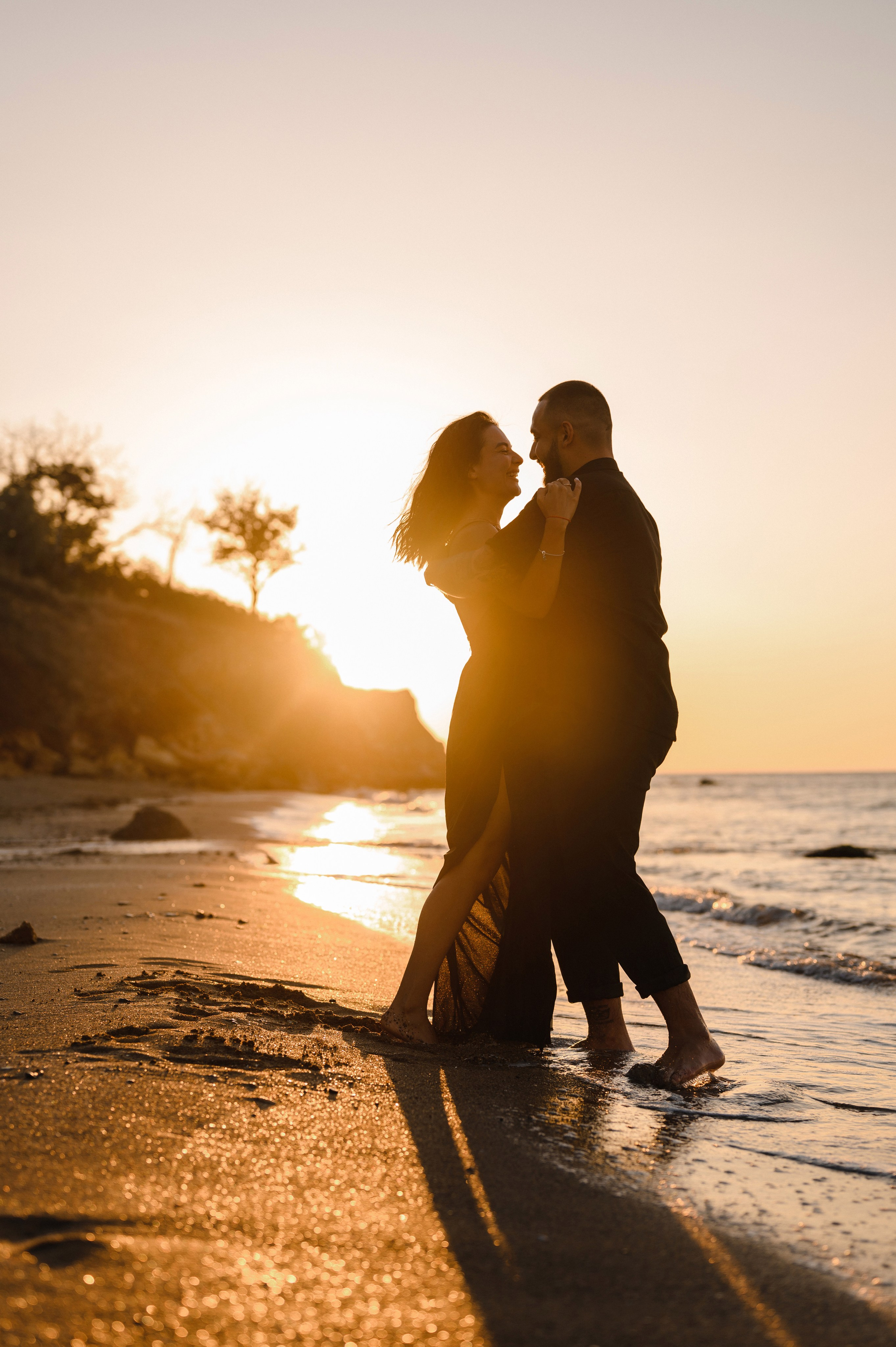 Морской рассвет на пляже с камнями