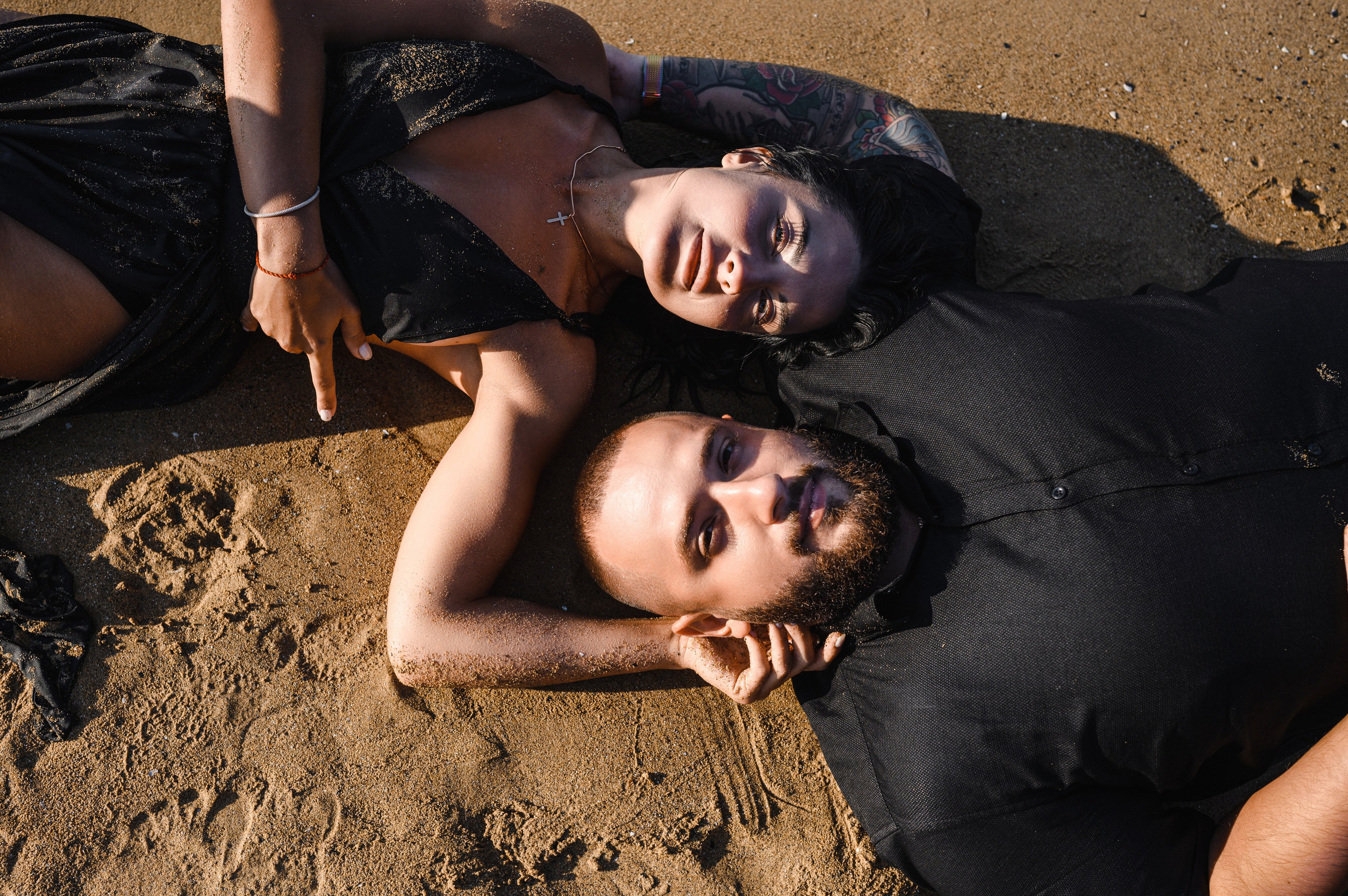 Морской рассвет на пляже с камнями