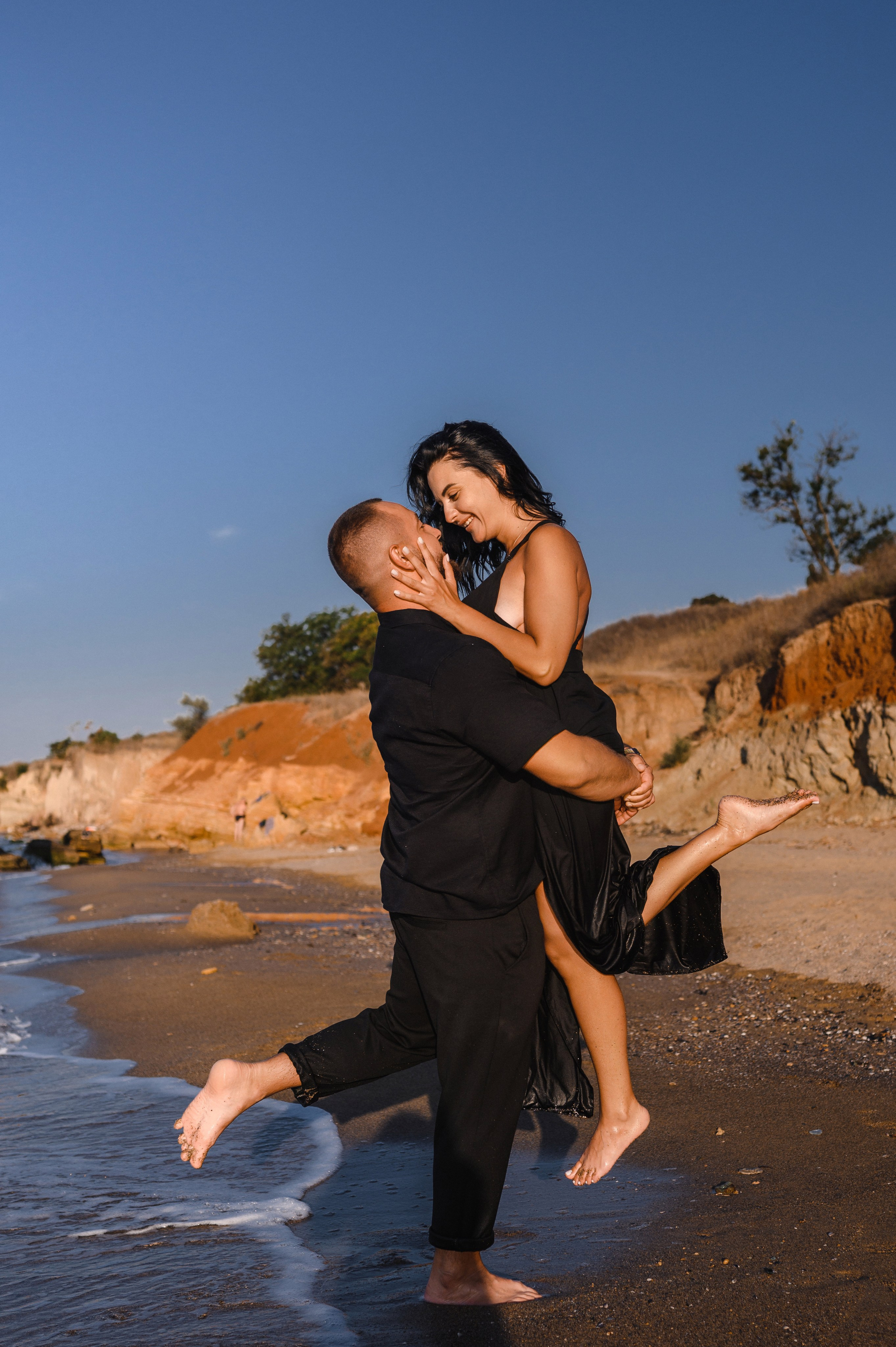 Морской рассвет на пляже с камнями