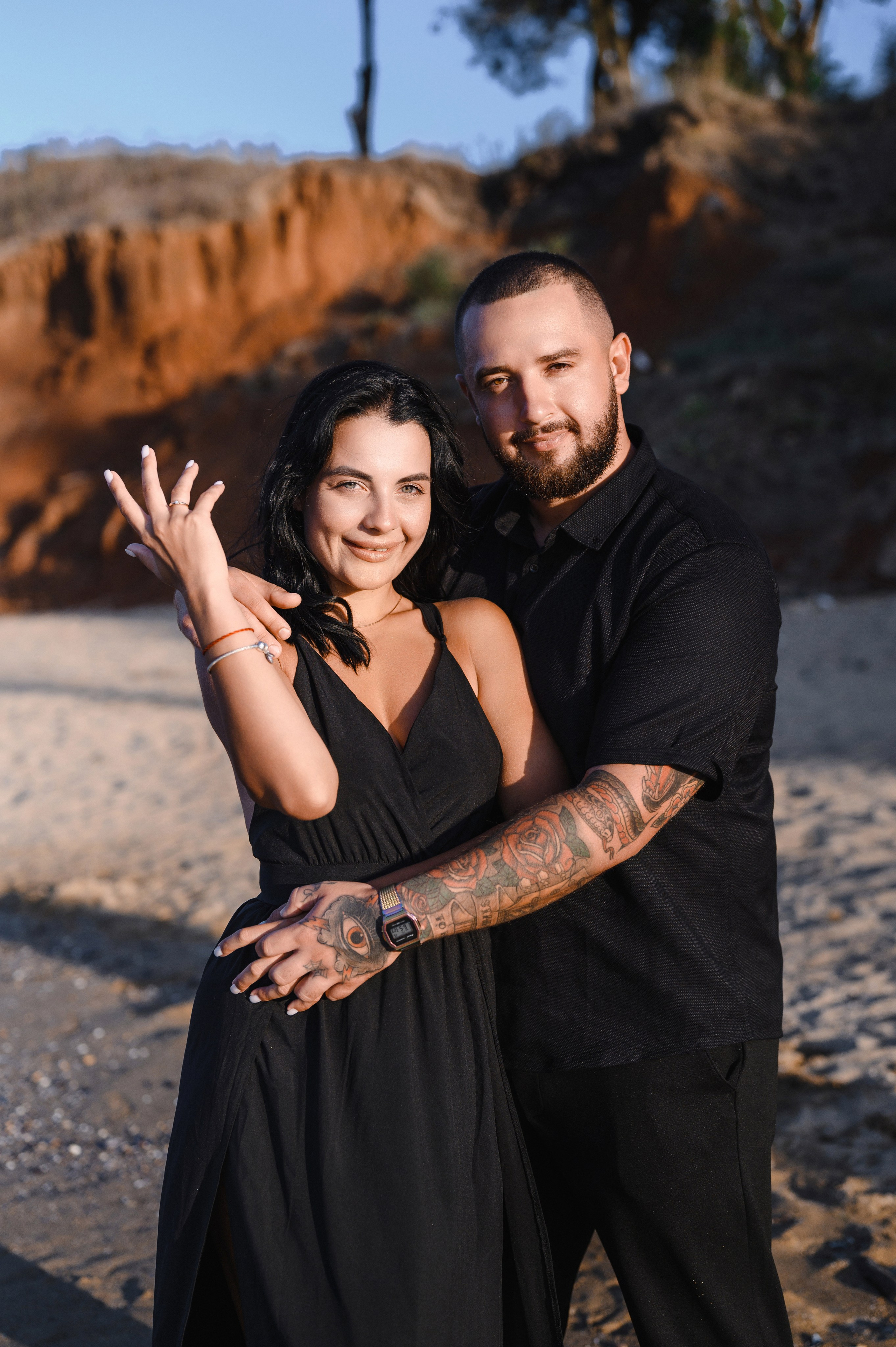 Морской рассвет на пляже с камнями