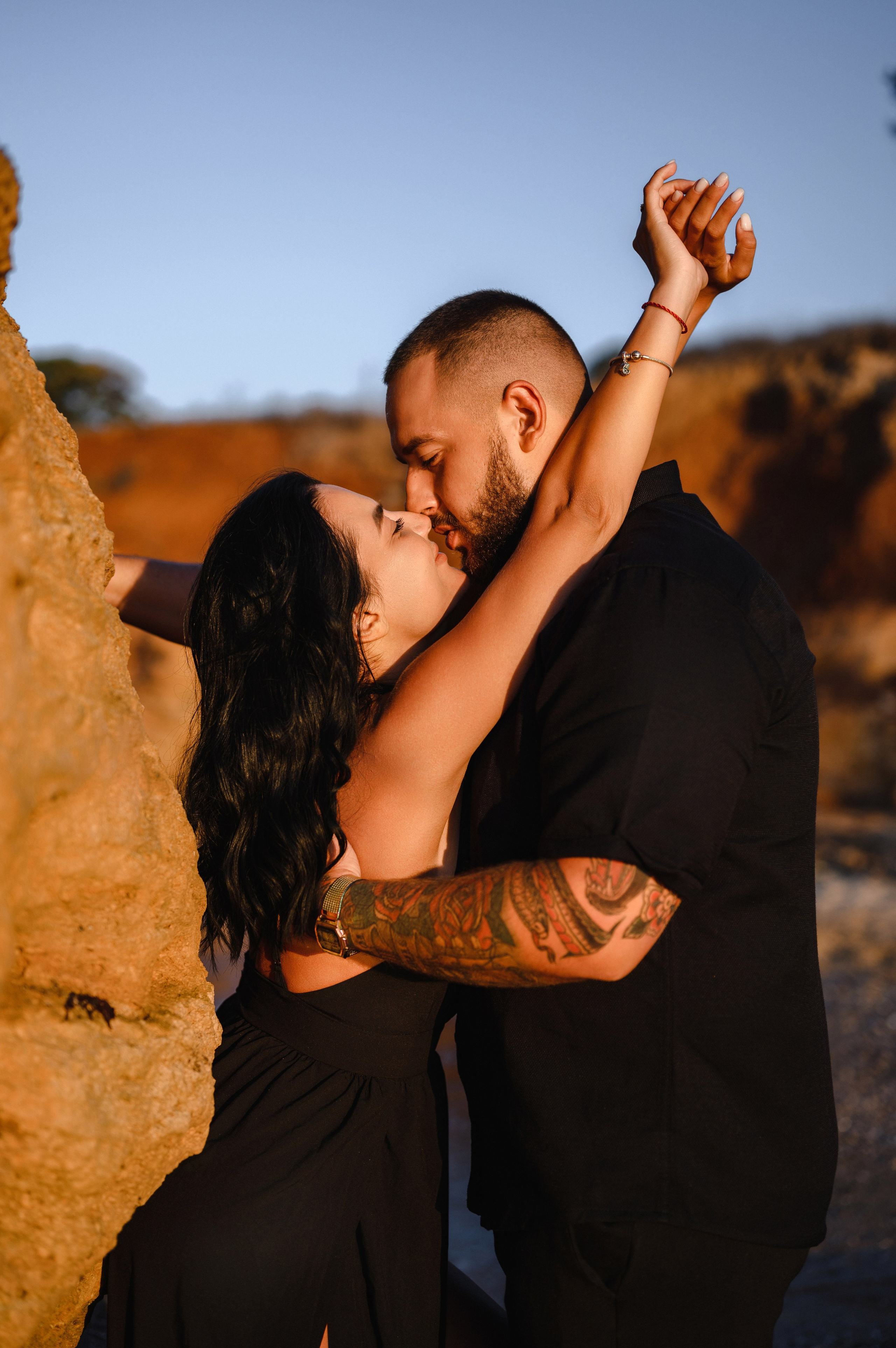 Морской рассвет на пляже с камнями