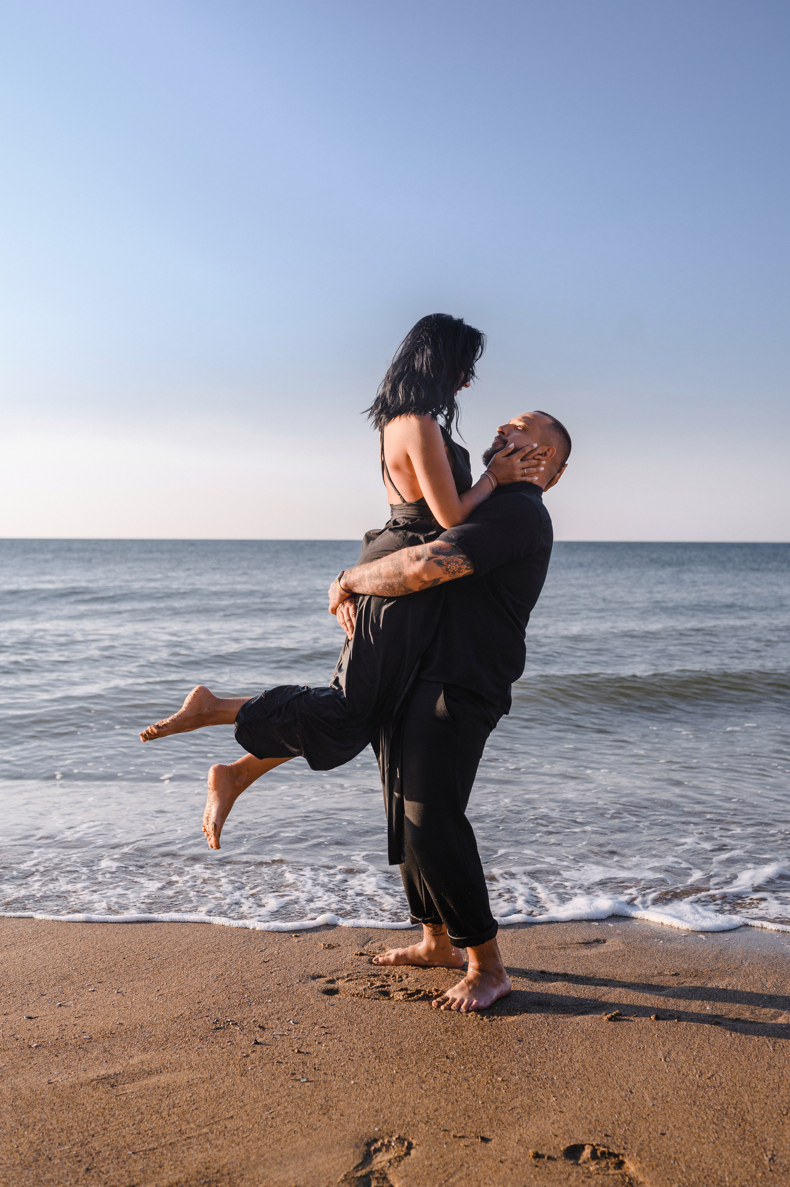 Морской рассвет на пляже с камнями