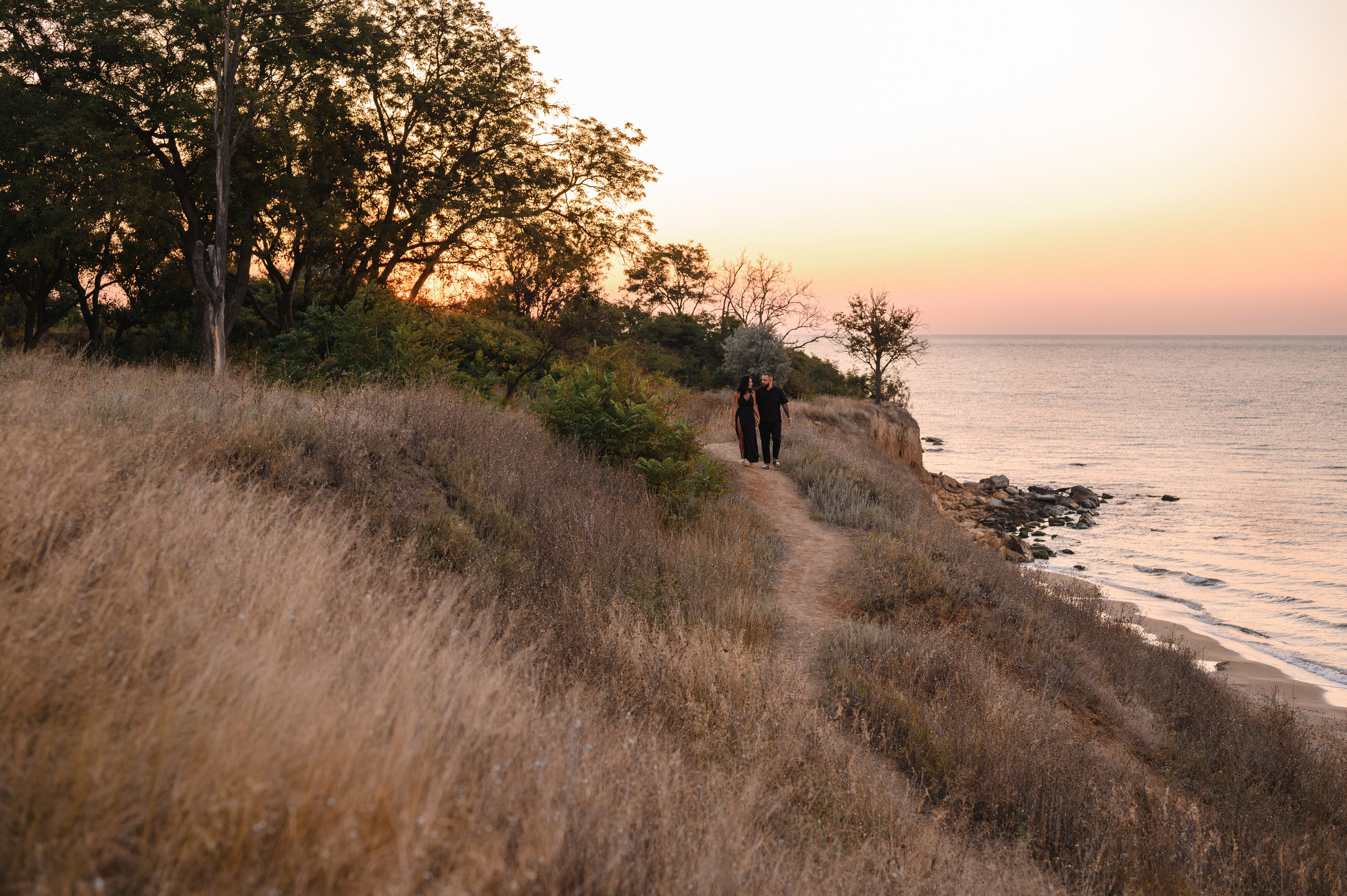 Морской рассвет на пляже с камнями