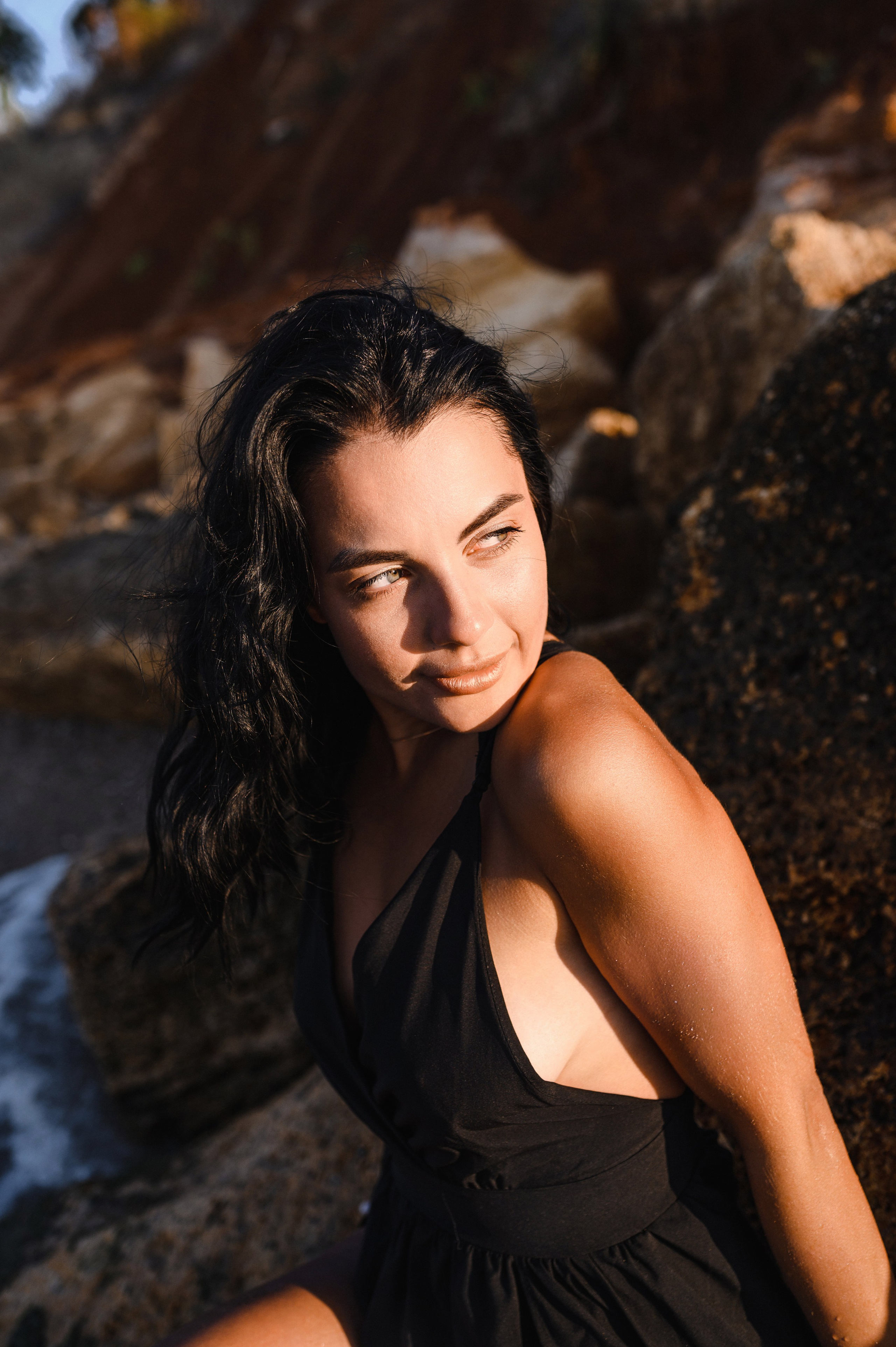 Морской рассвет на пляже с камнями