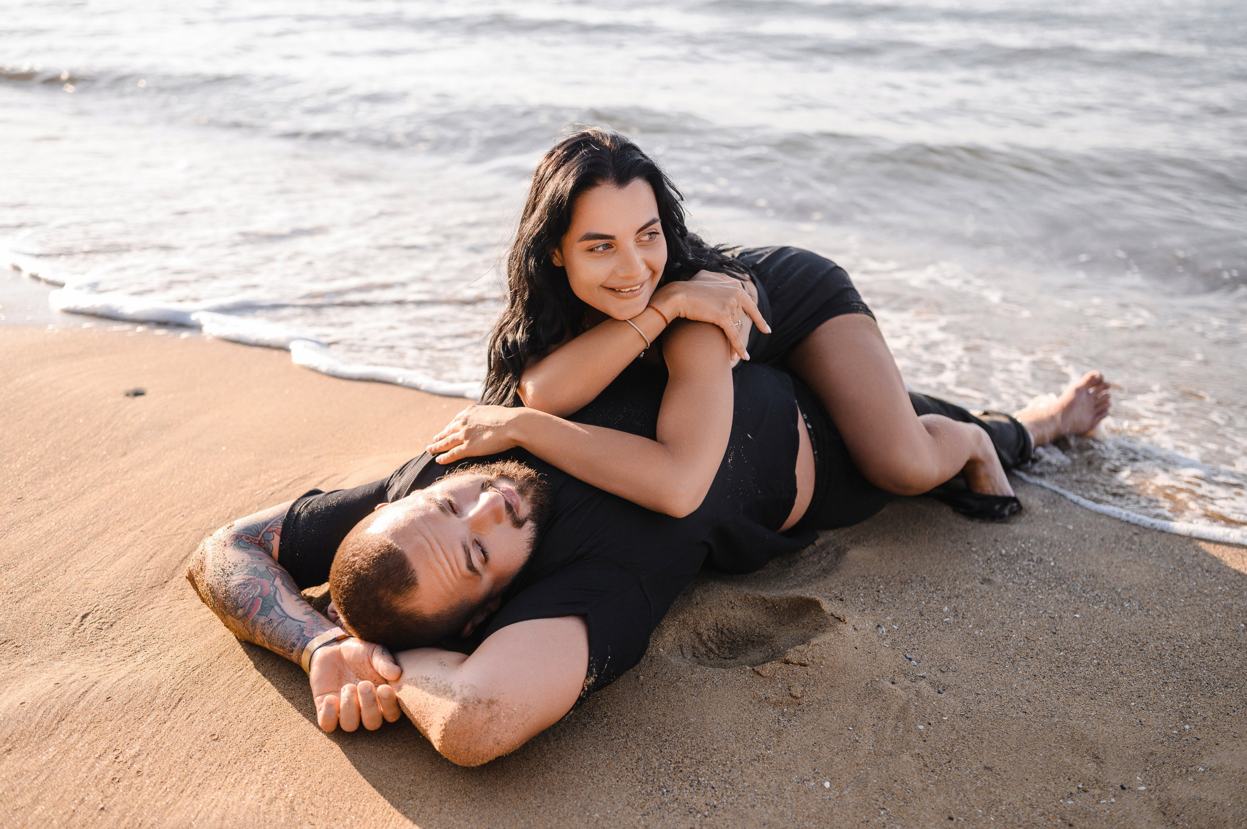 Морской рассвет на пляже с камнями