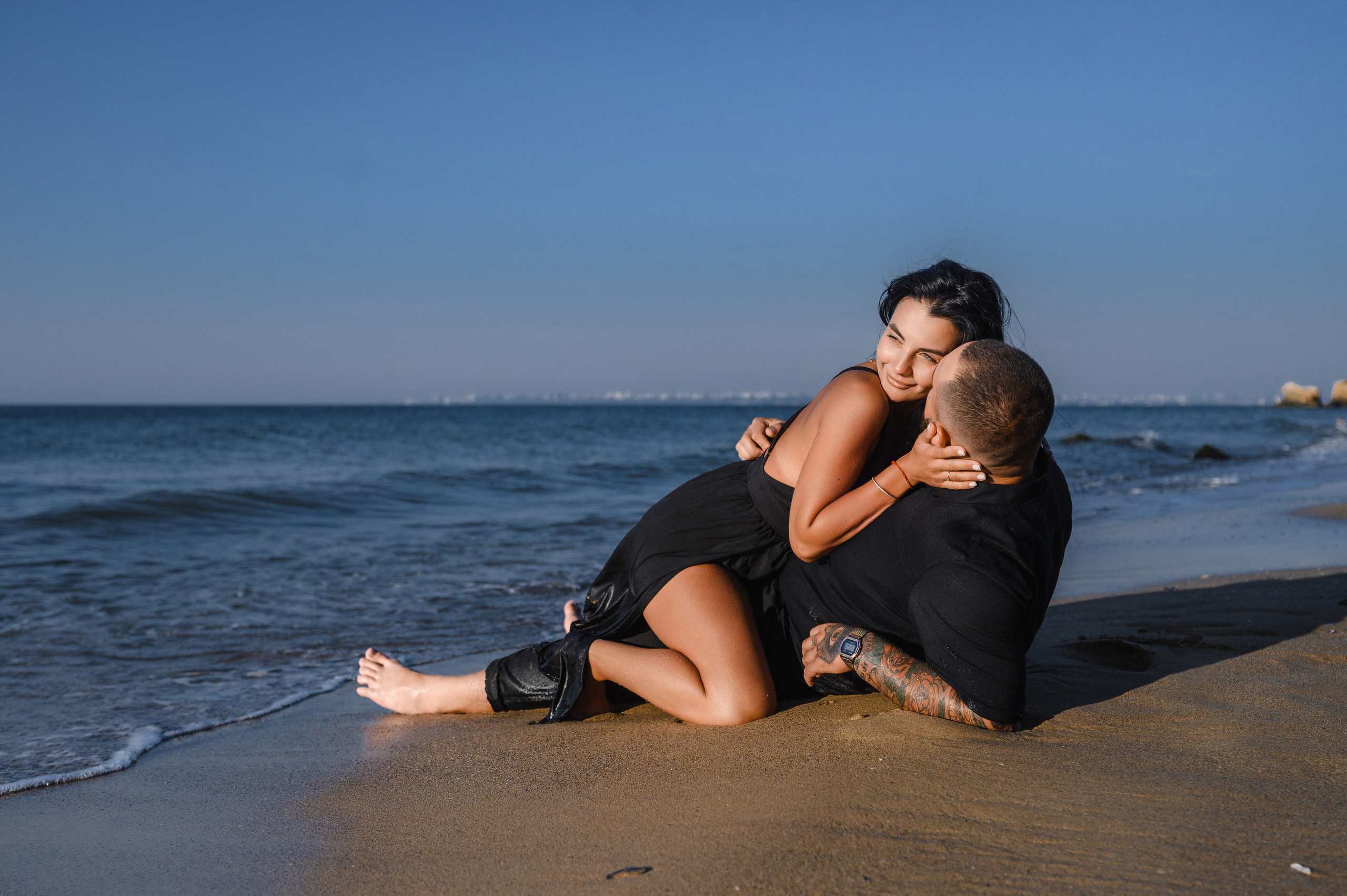 Морской рассвет на пляже с камнями