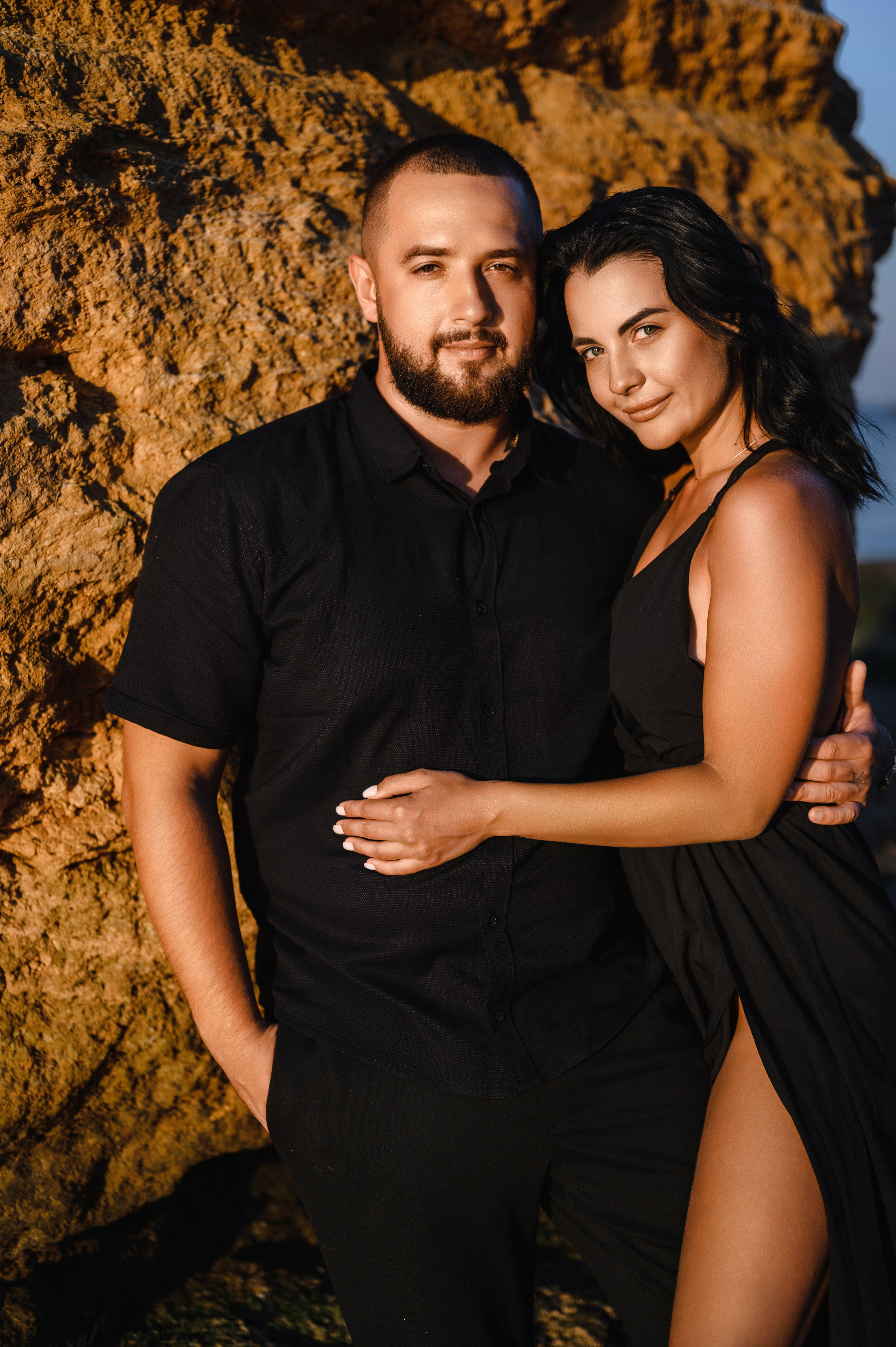 Морской рассвет на пляже с камнями