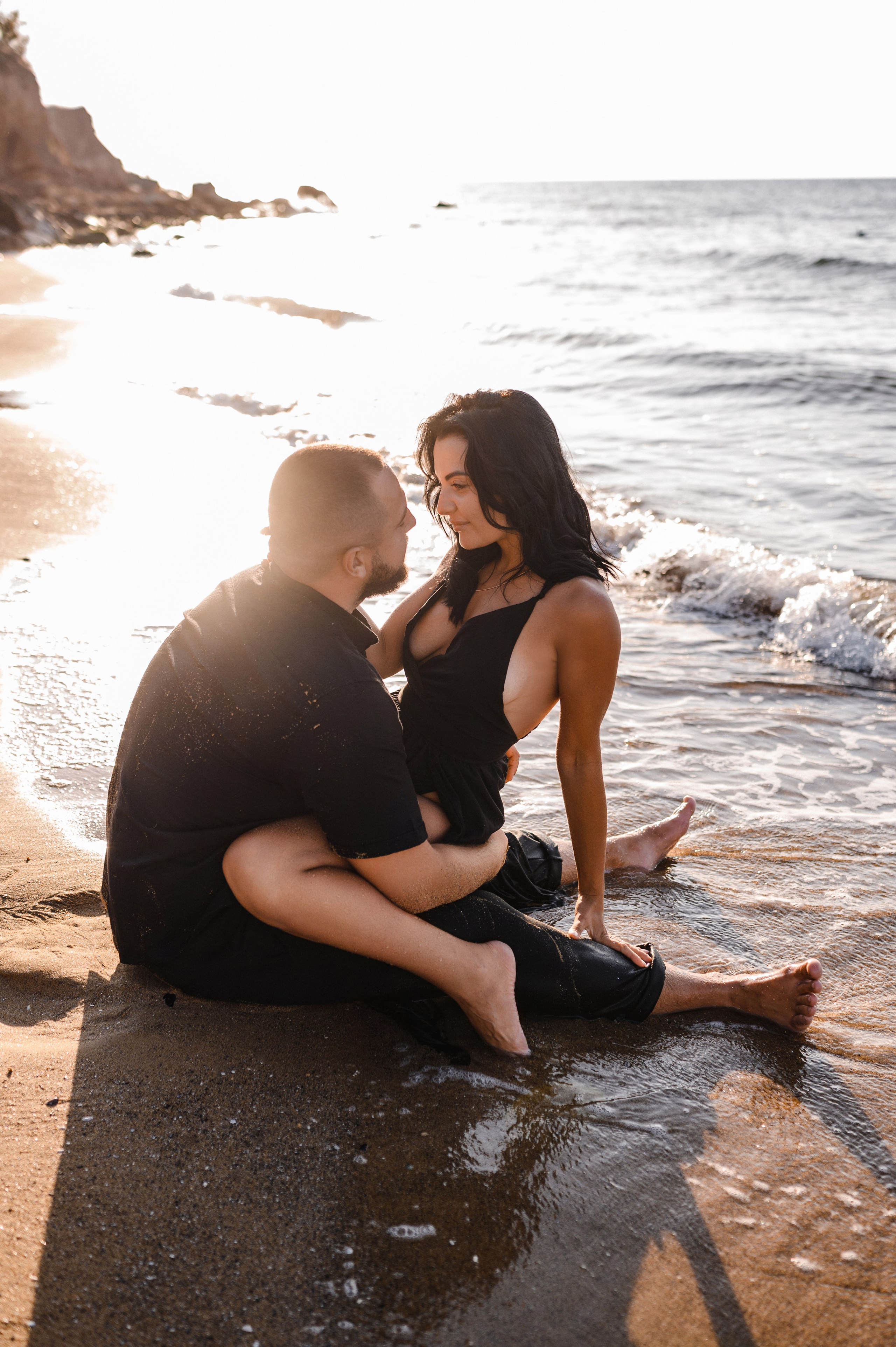 Морской рассвет на пляже с камнями