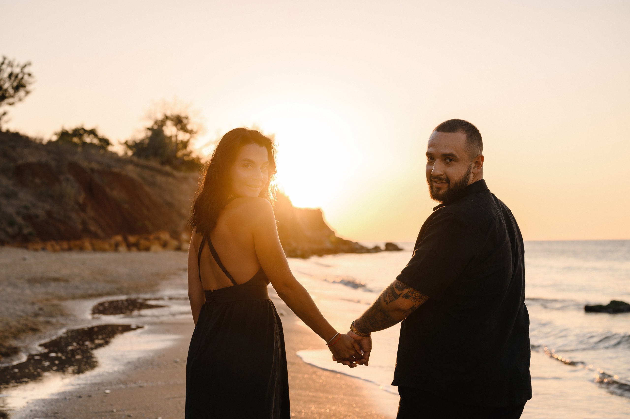 Морской рассвет на пляже с камнями