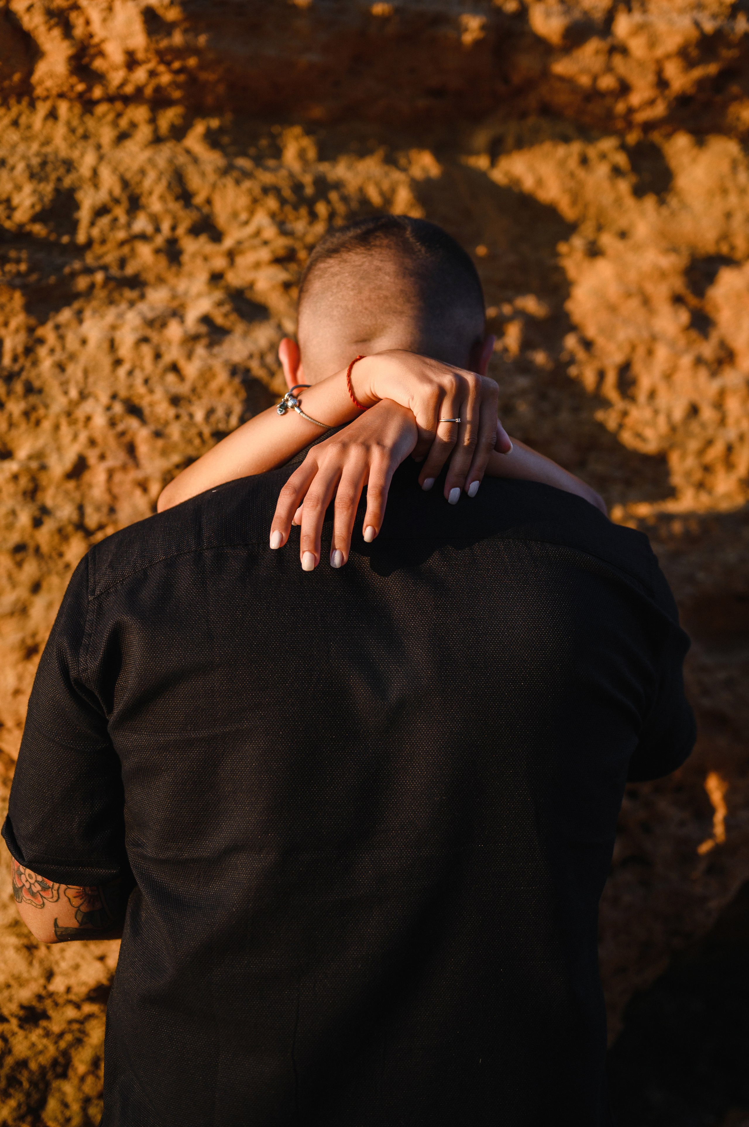 Морской рассвет на пляже с камнями