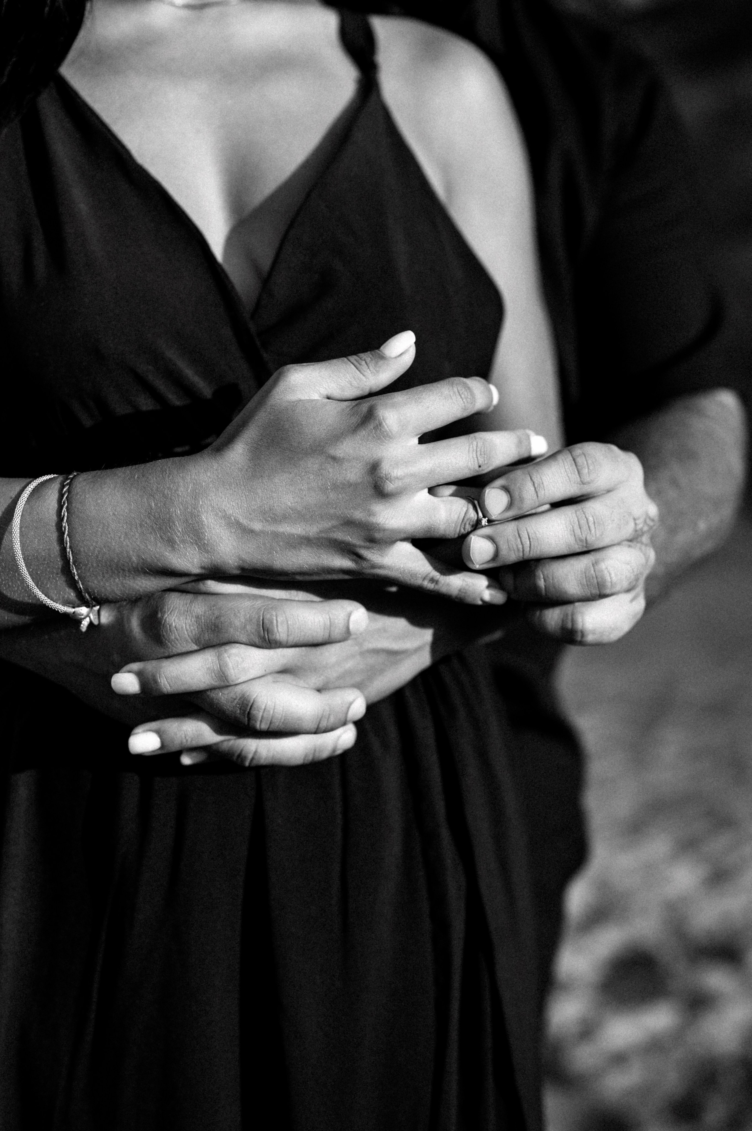 Морской рассвет на пляже с камнями