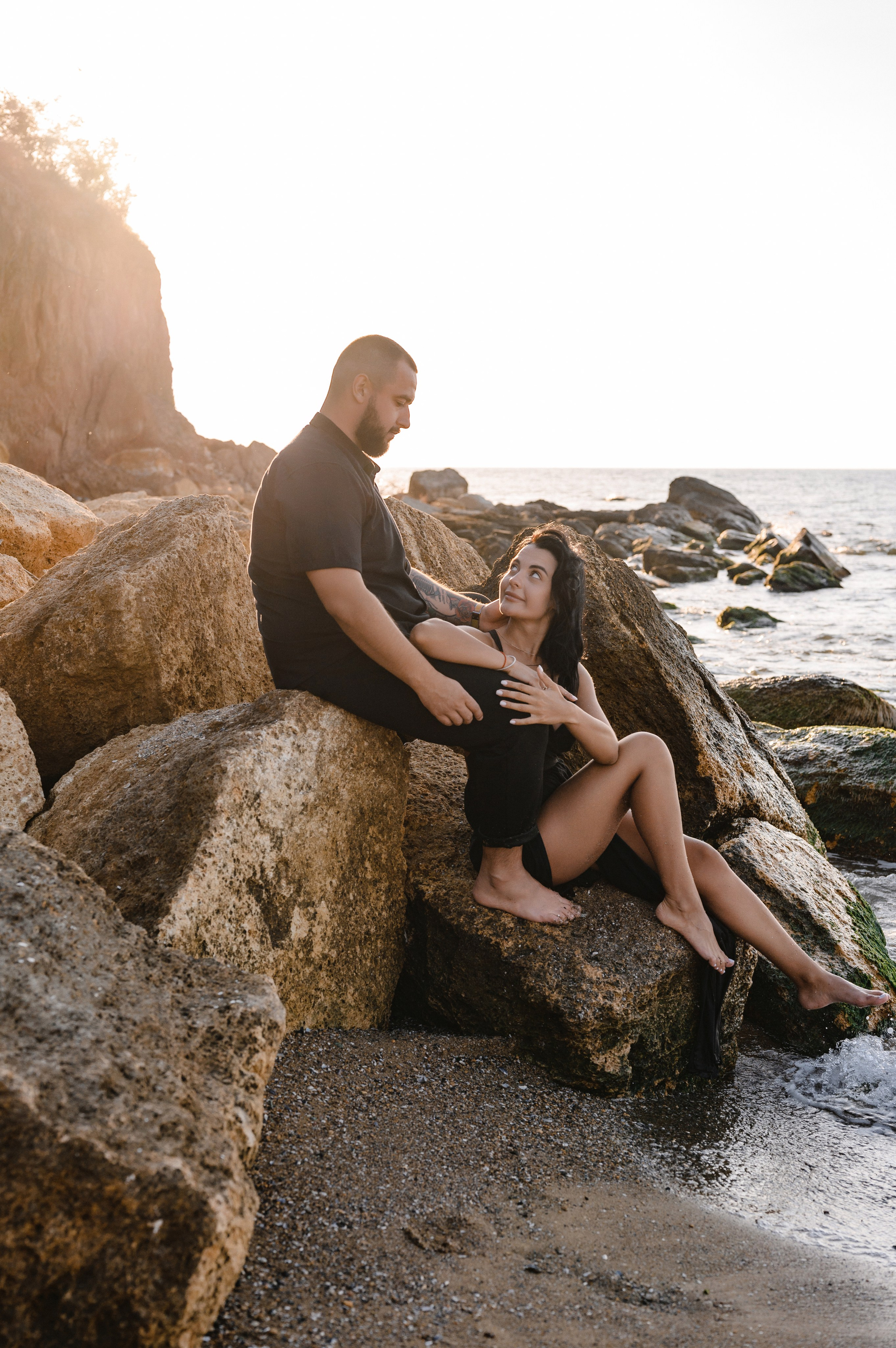 Морской рассвет на пляже с камнями