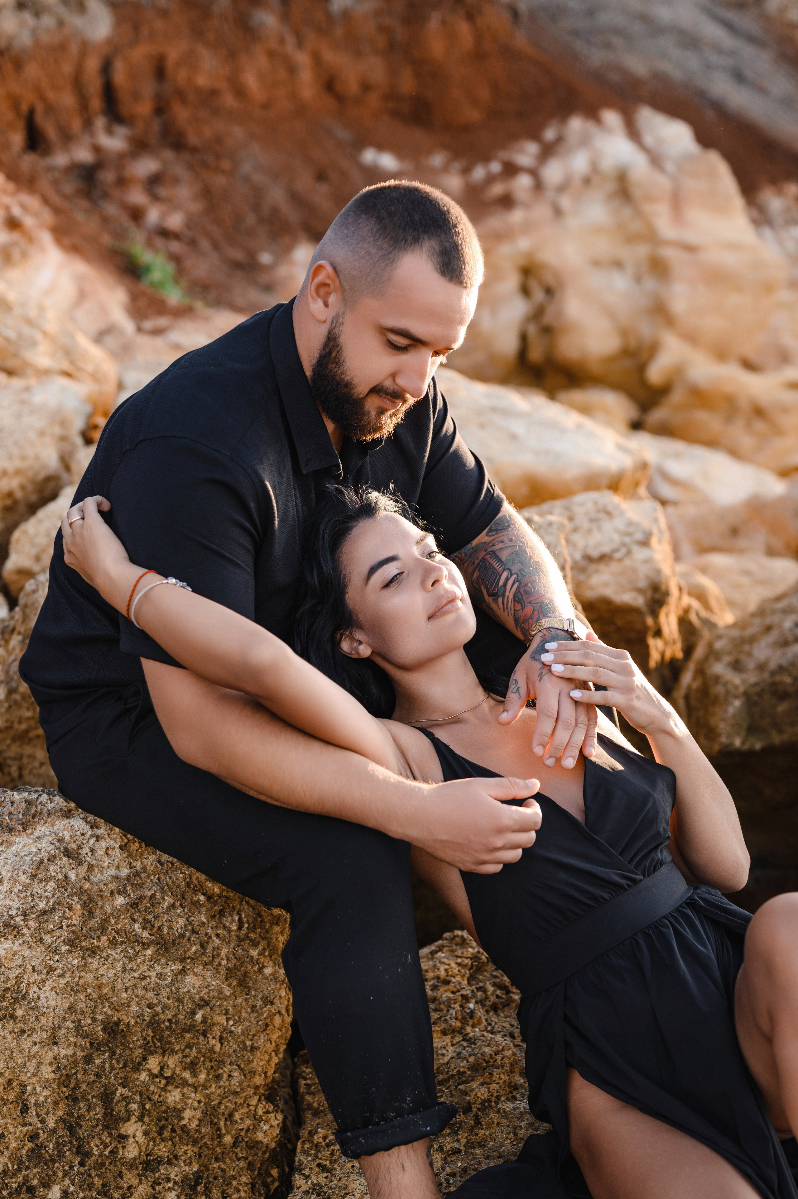 Морской рассвет на пляже с камнями