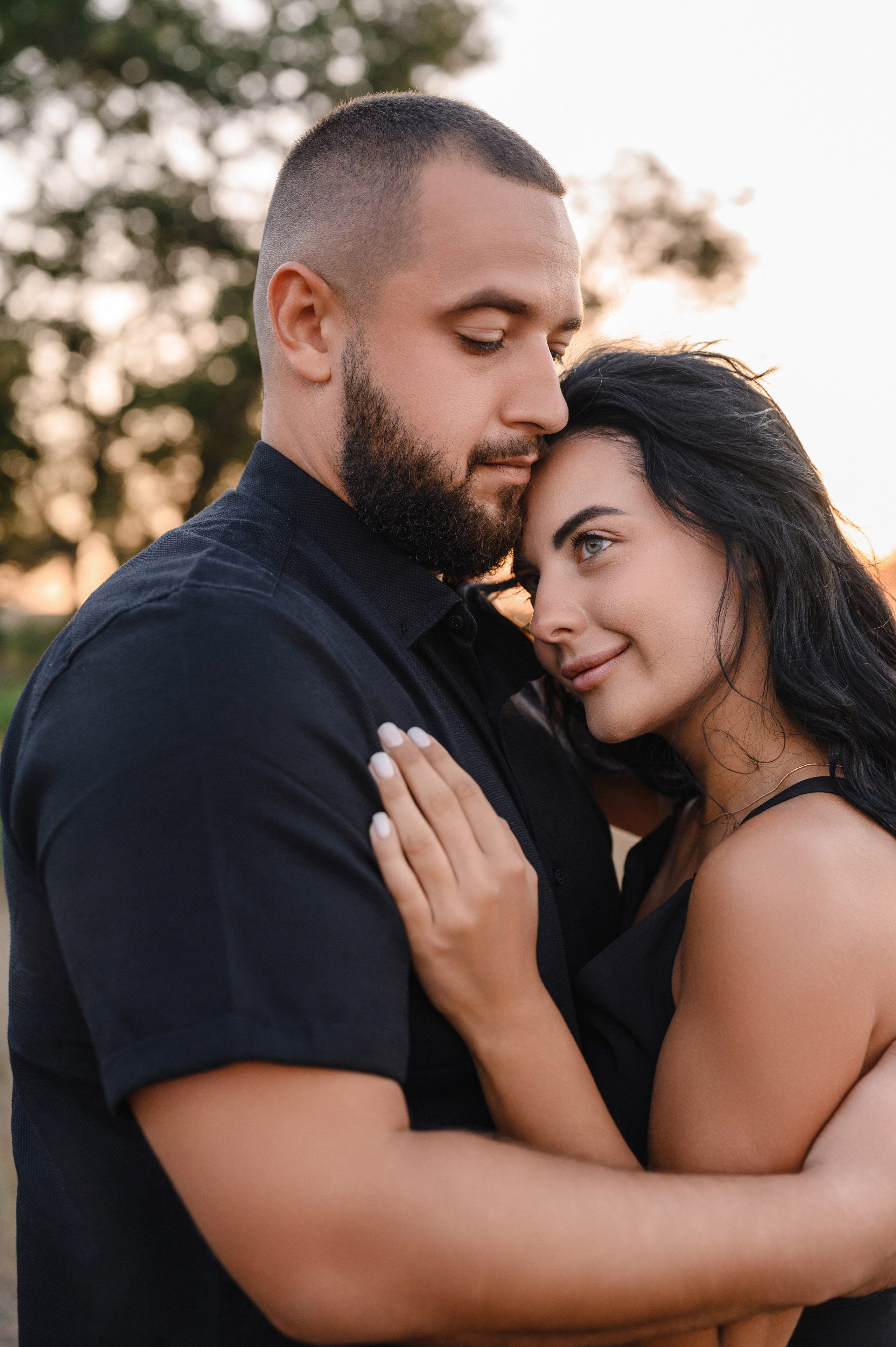 Морской рассвет на пляже с камнями