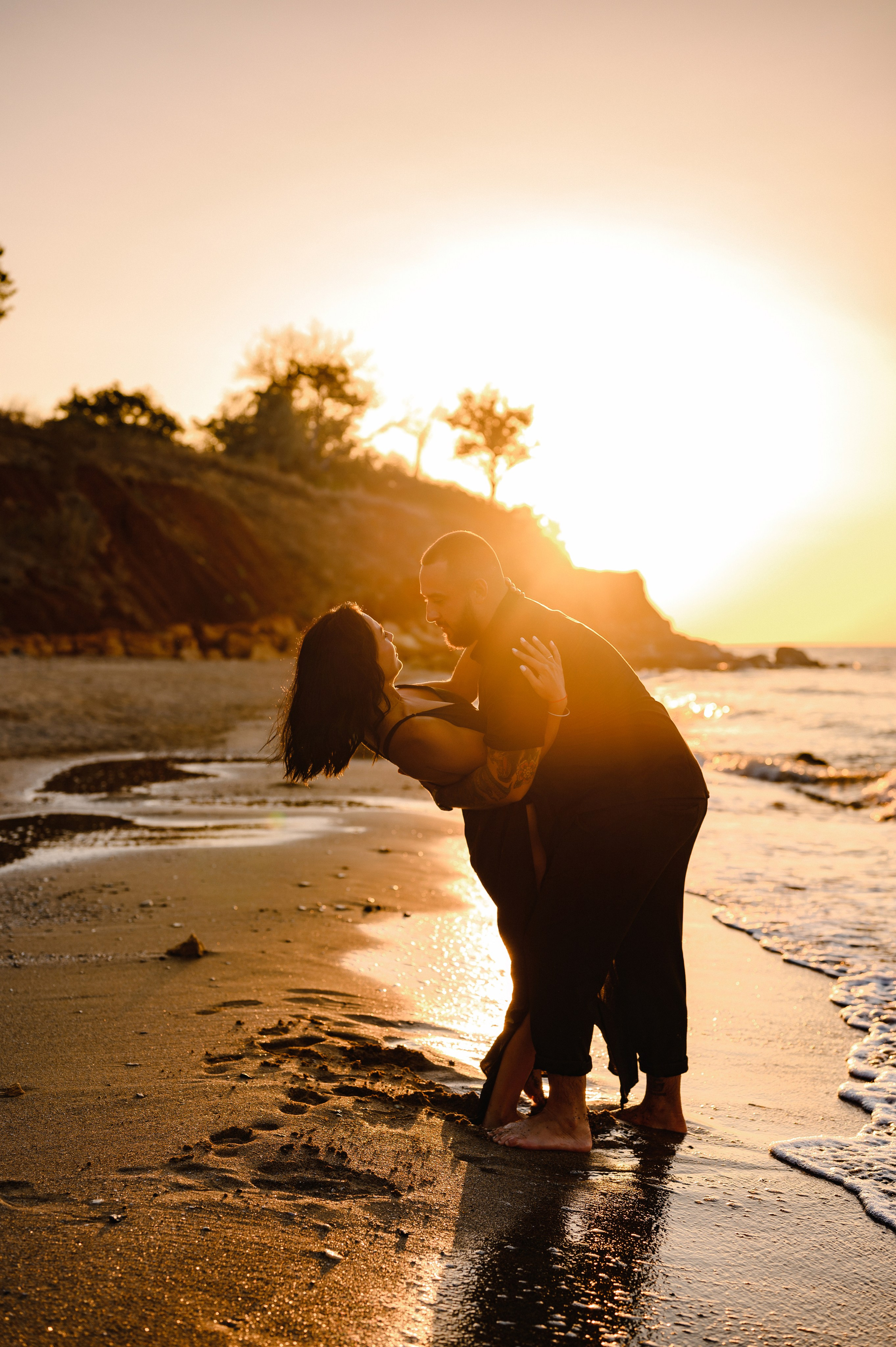 Морской рассвет на пляже с камнями