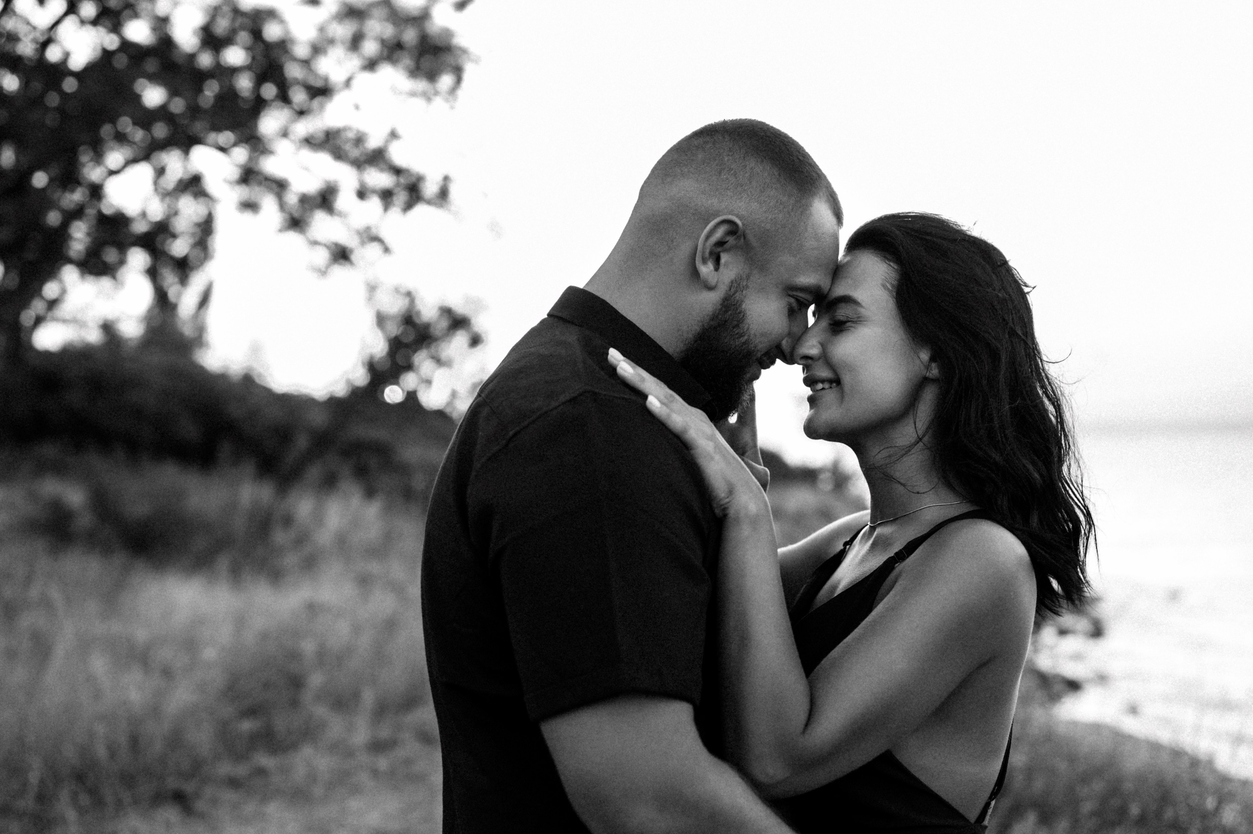 Морской рассвет на пляже с камнями