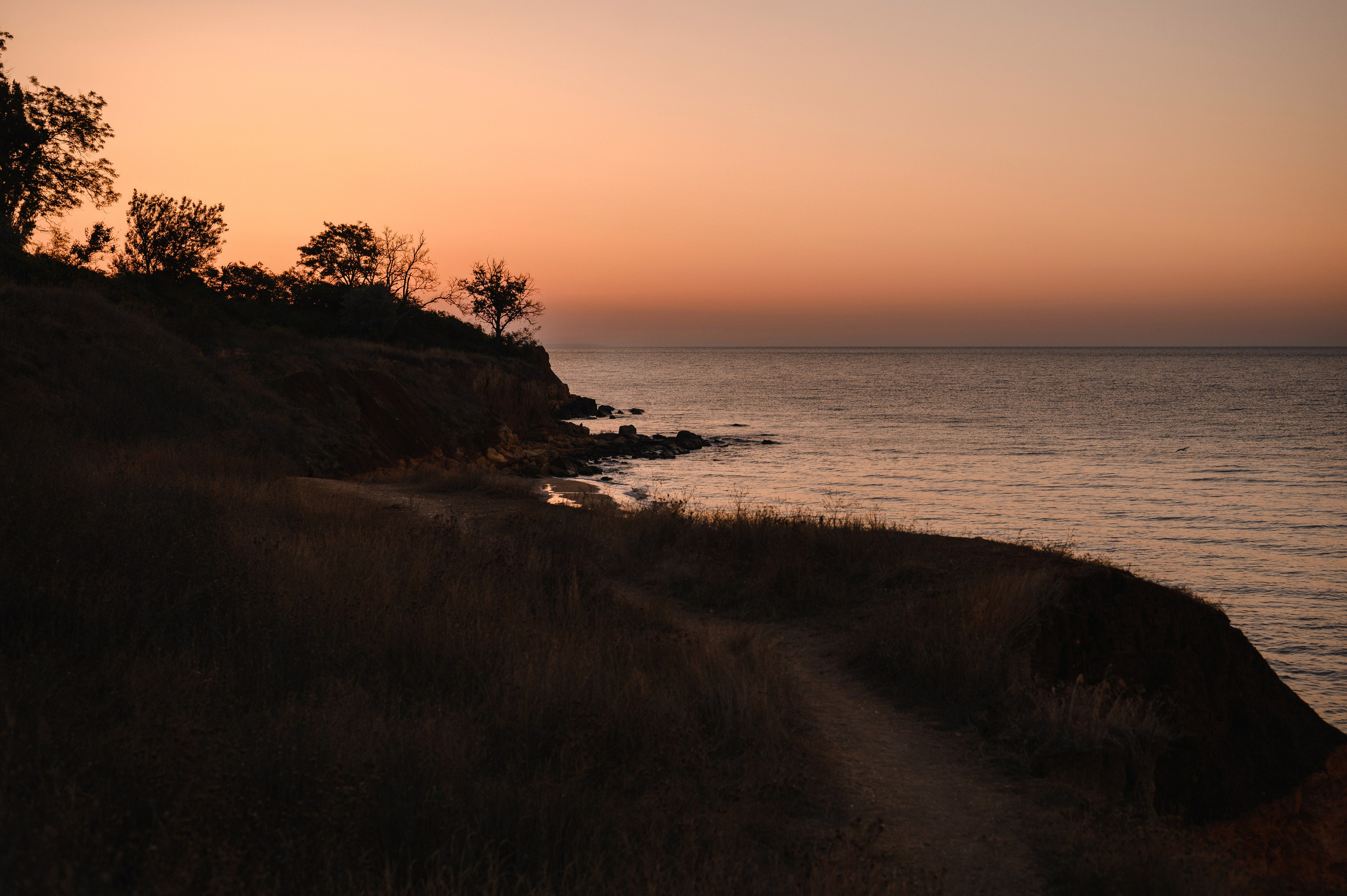Морской рассвет на пляже с камнями