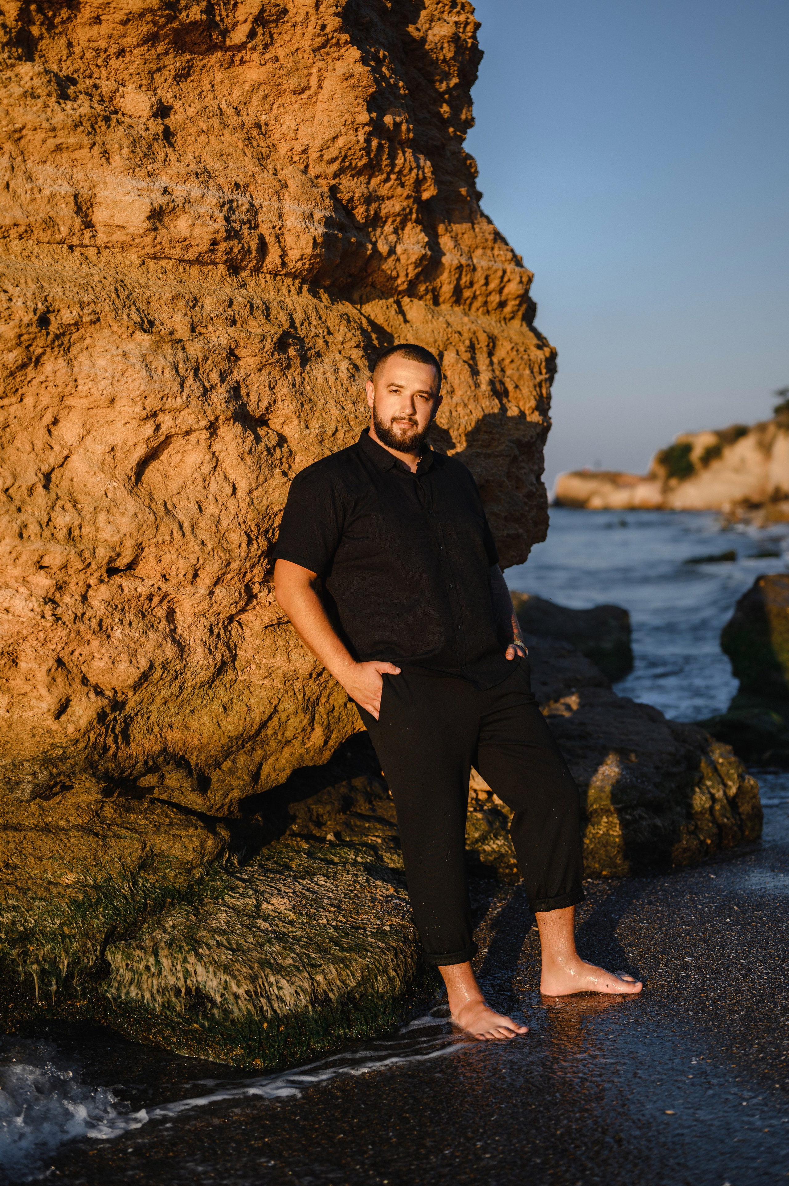 Морской рассвет на пляже с камнями