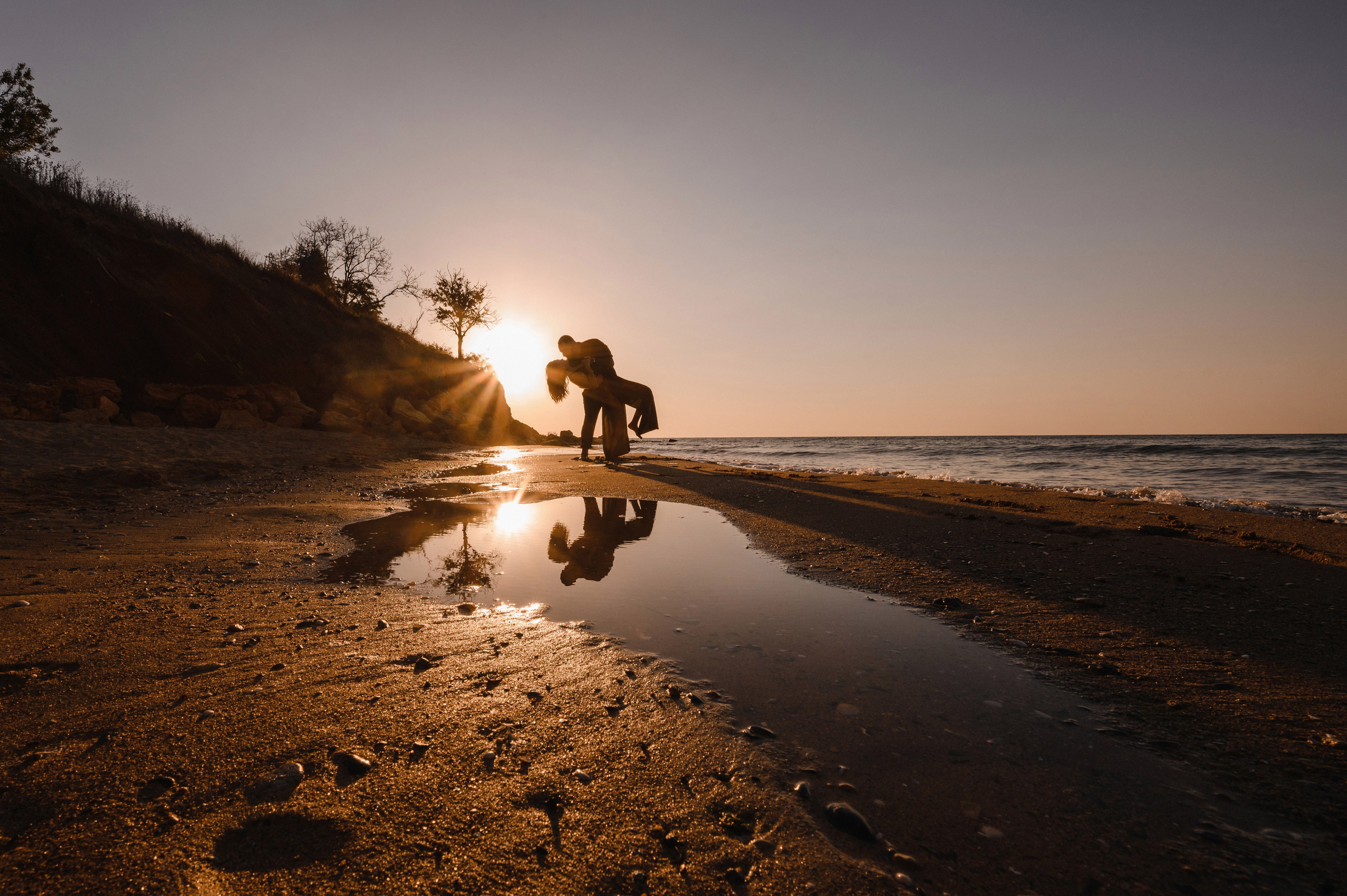 Морской рассвет на пляже с камнями
