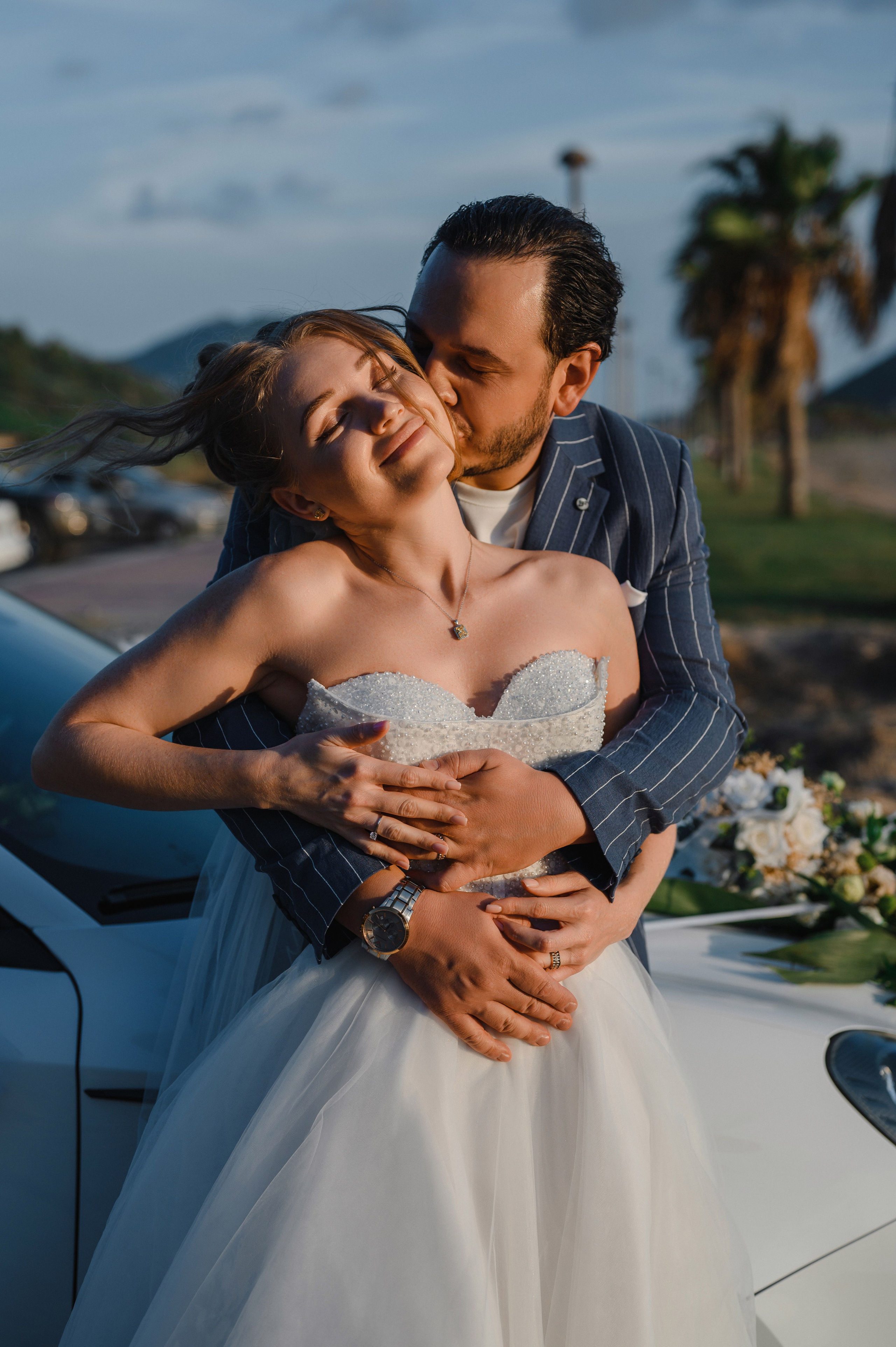 Невеста и жених в Анталии — съёмка свадебной церемонии у моря