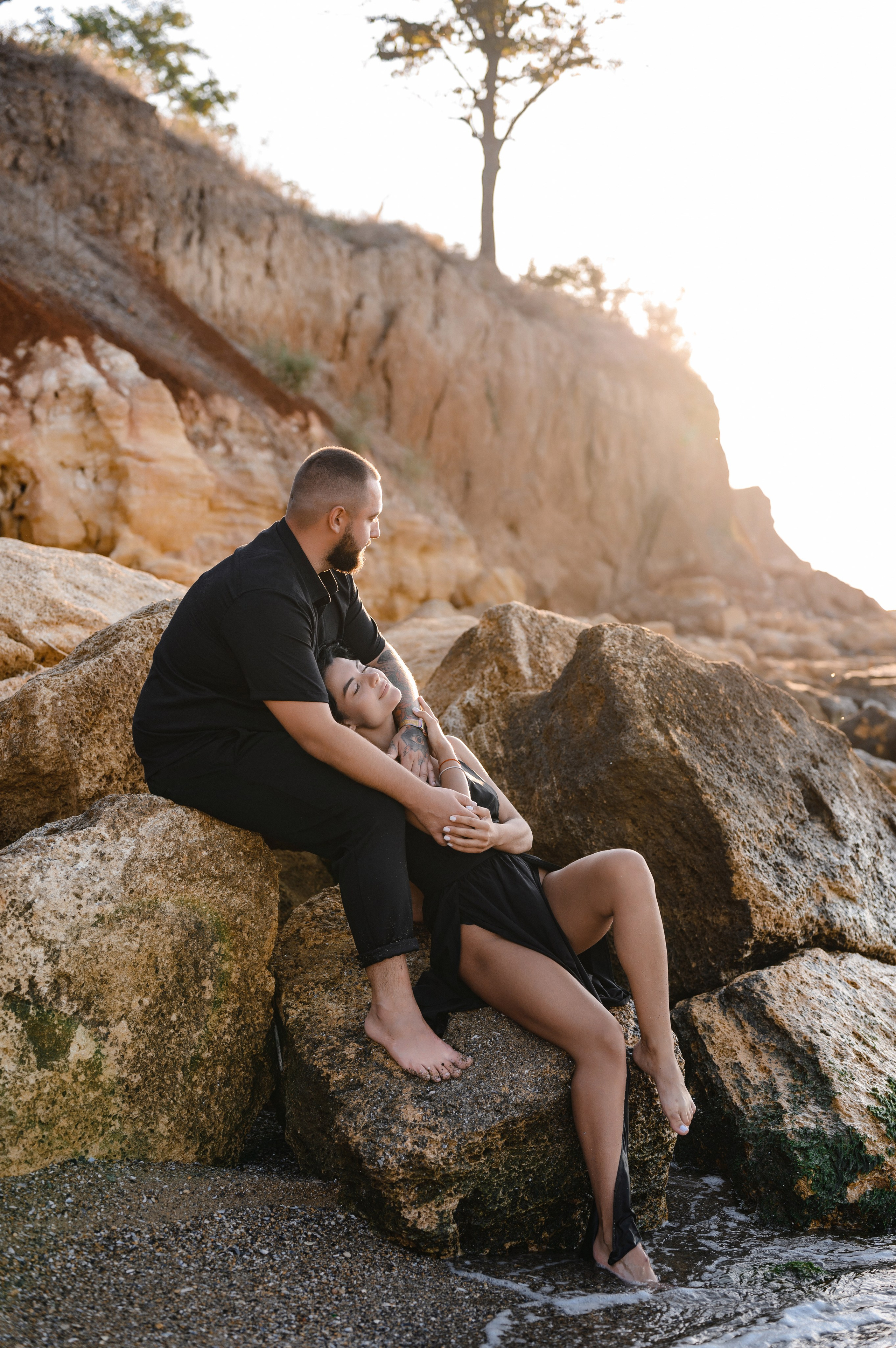 Морской рассвет на пляже с камнями