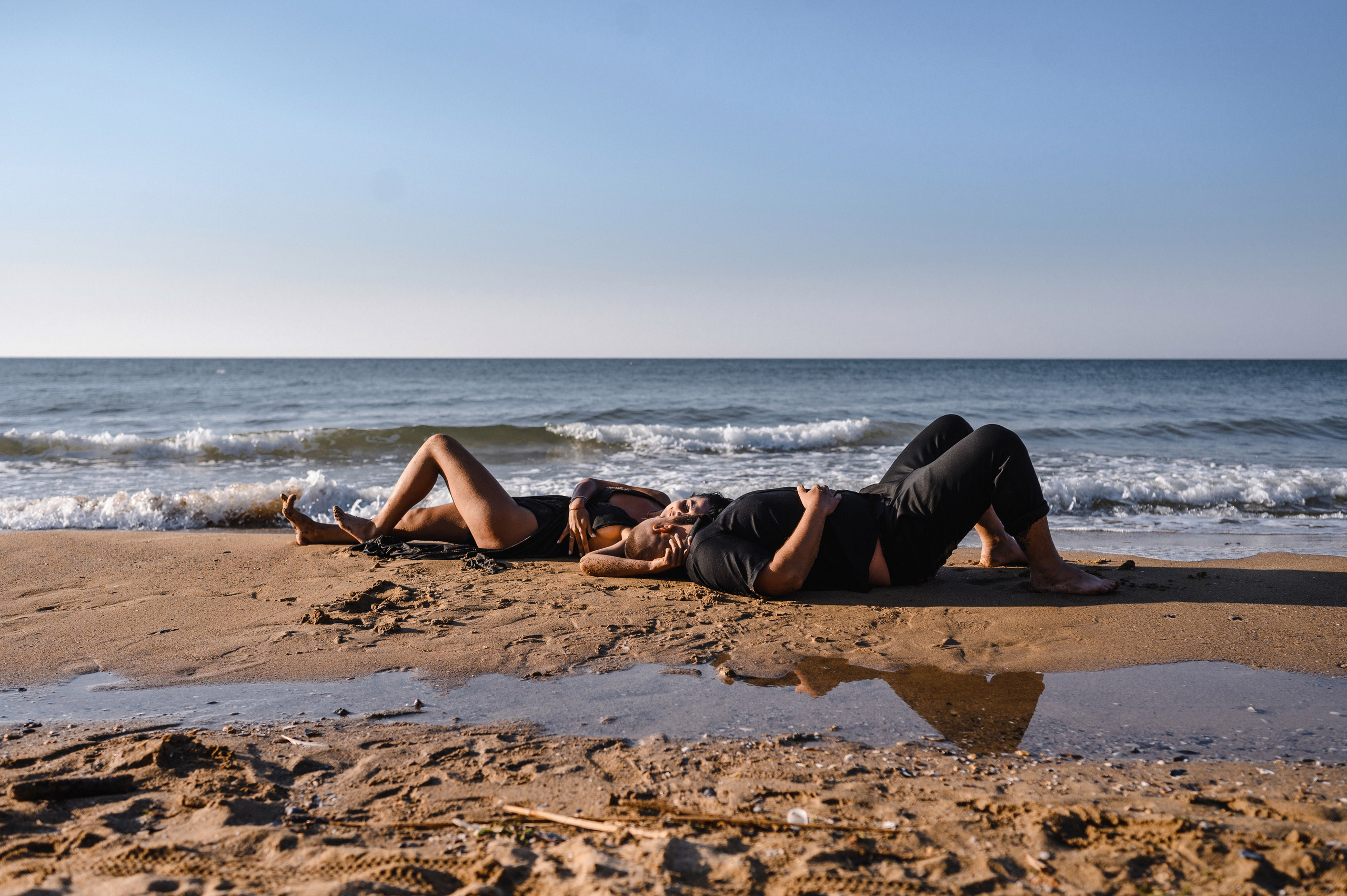 Морской рассвет на пляже с камнями