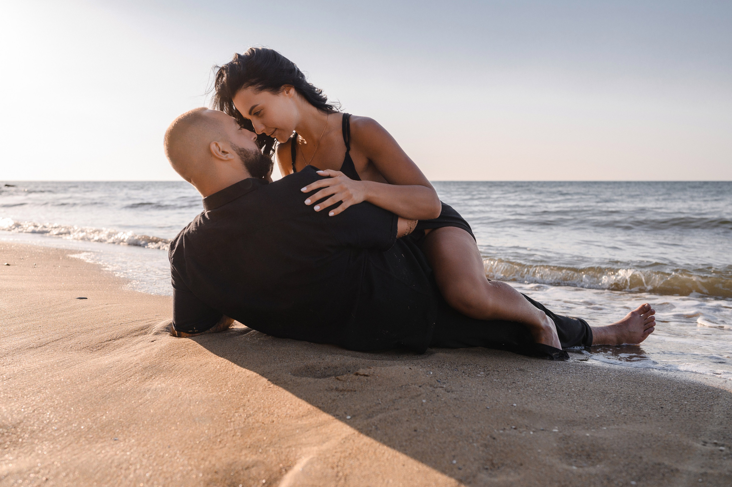 Морской рассвет на пляже с камнями