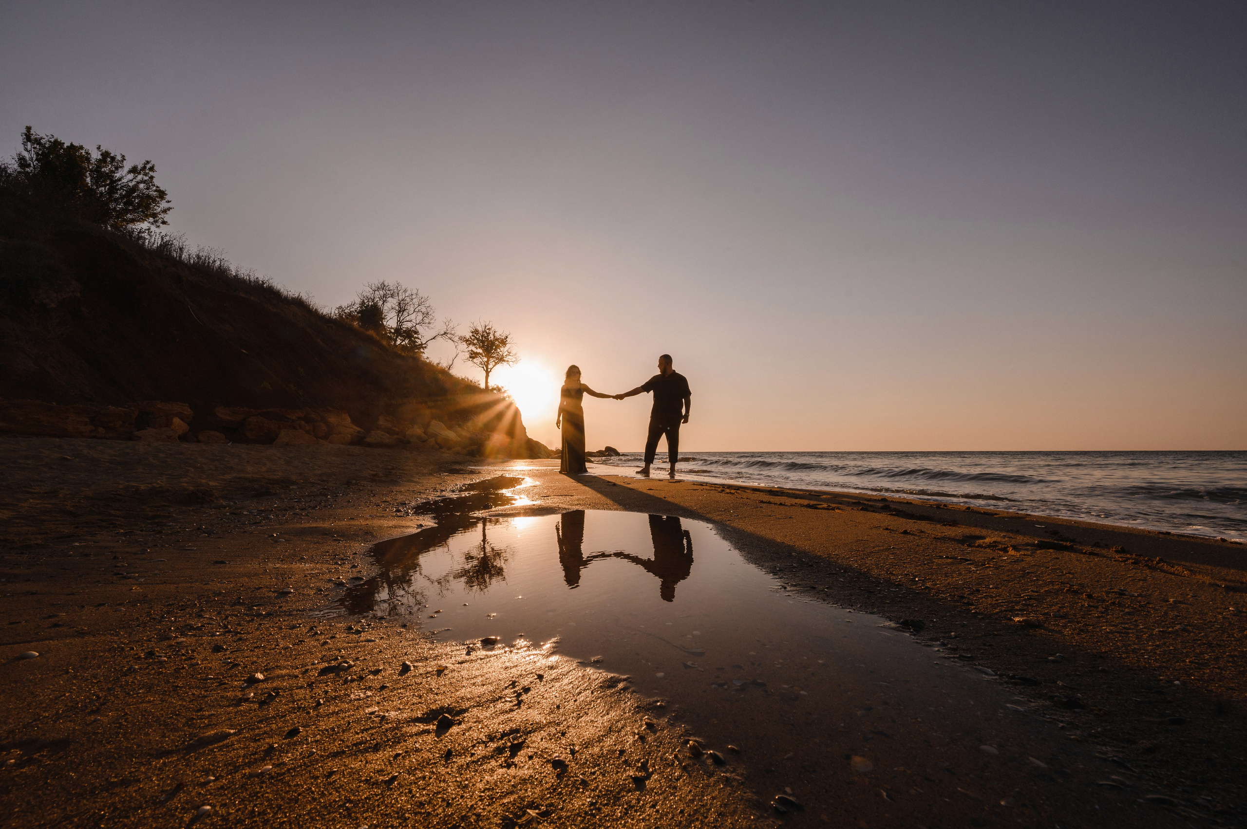 Морской рассвет на пляже с камнями